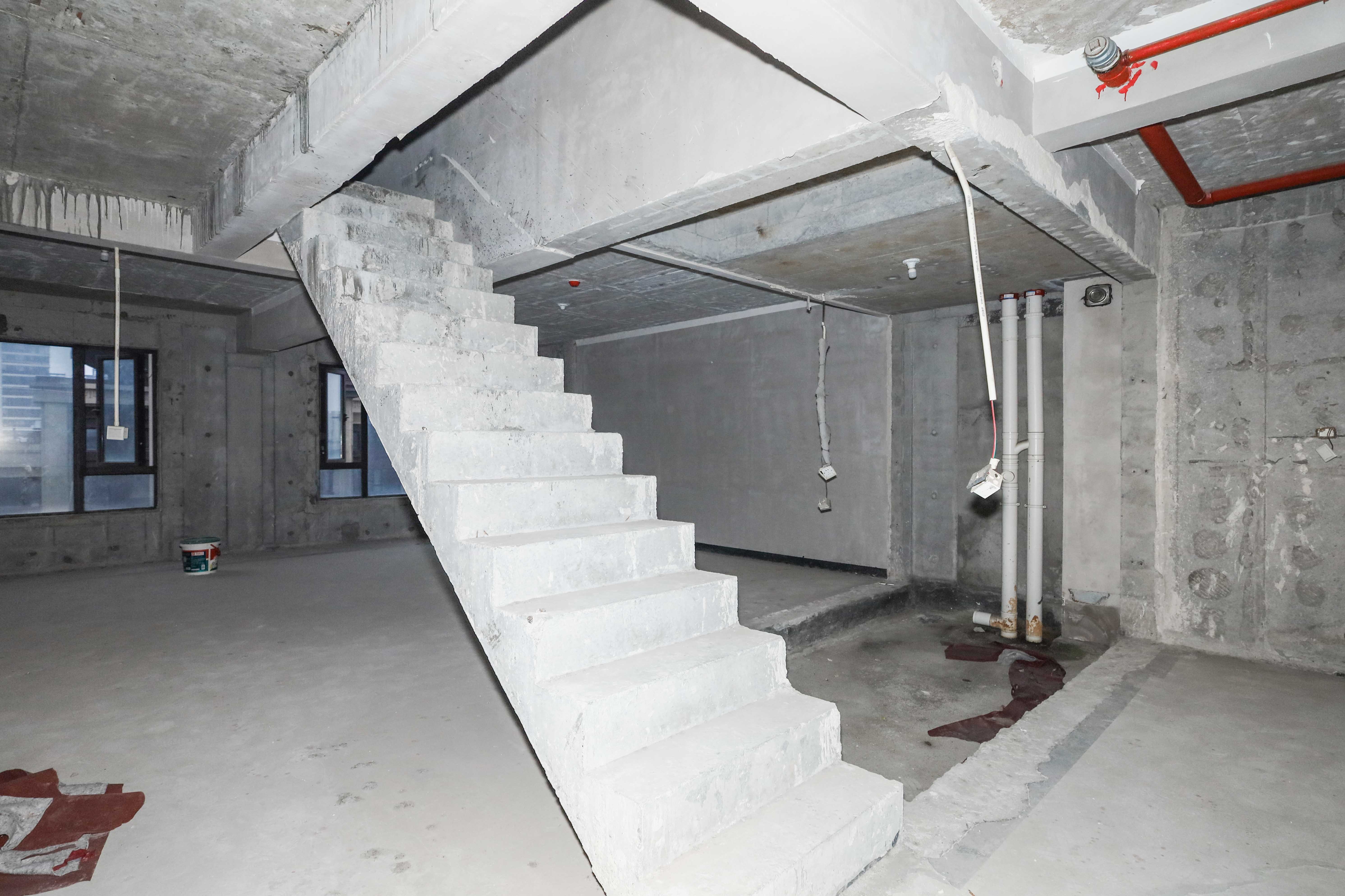 建发央著  6室2厅4卫   370.00万客厅