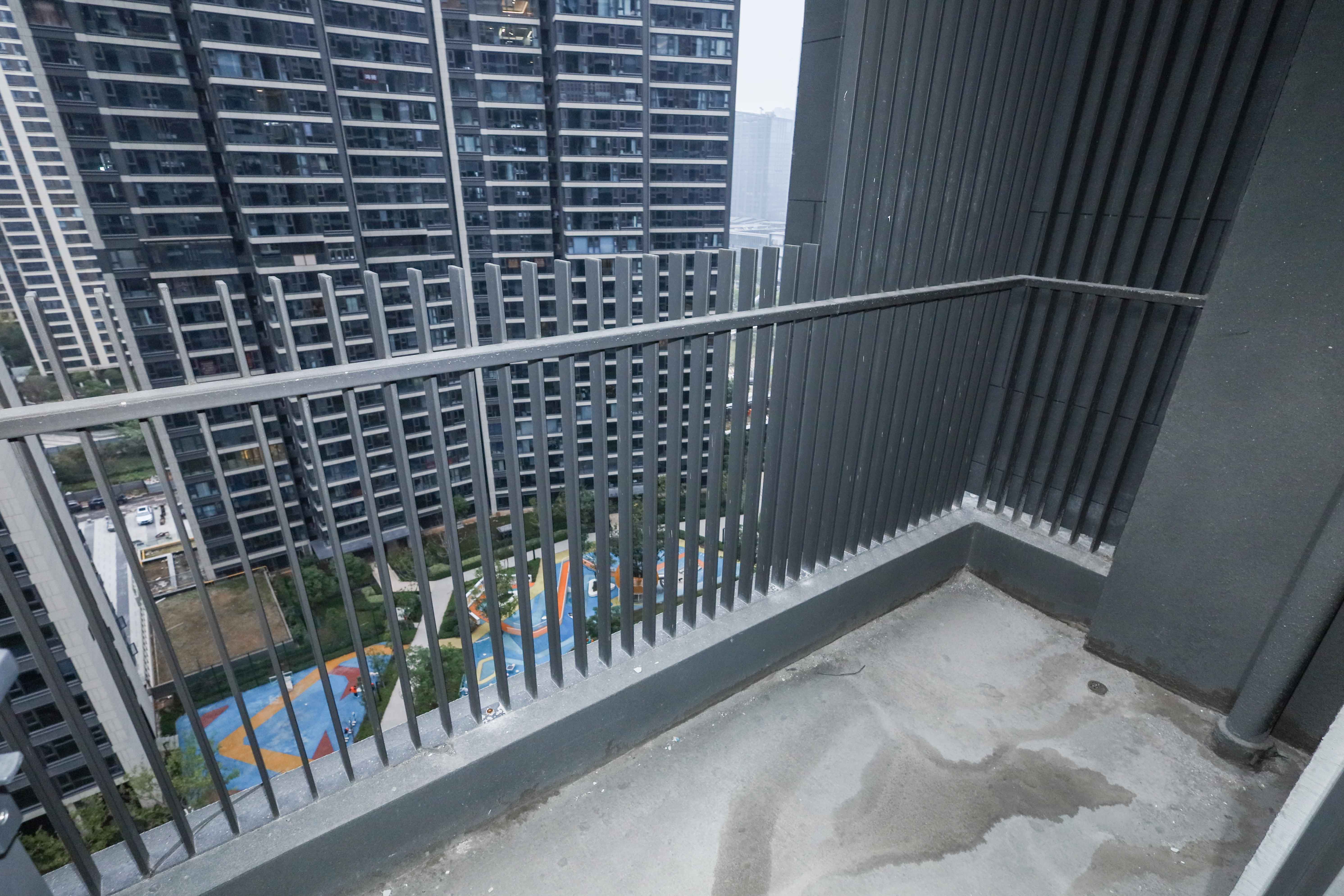 绿地麓云国际  4室2厅3卫   360.00万阳台