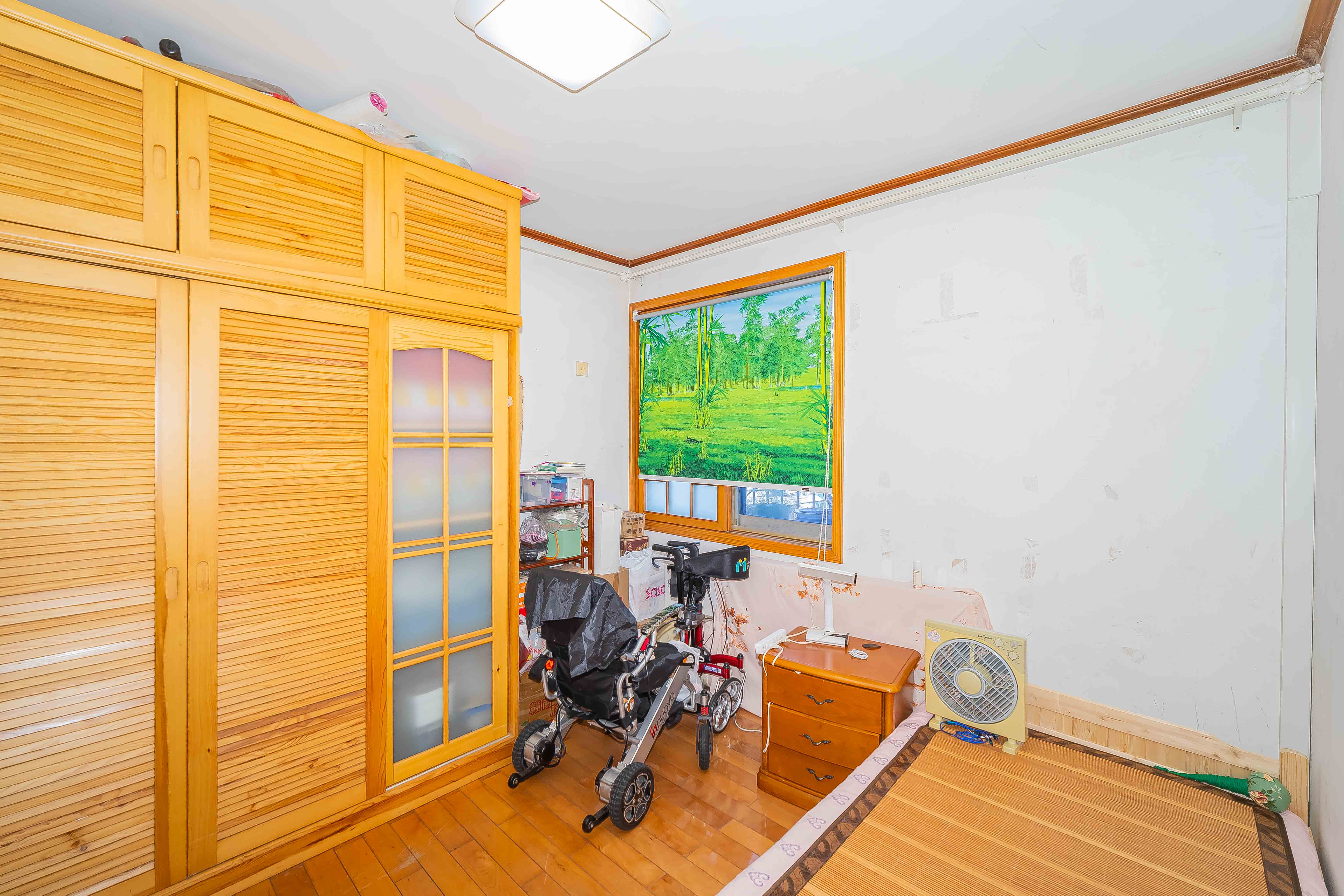 鸿园小区  5室2厅2卫   195.00万卧室