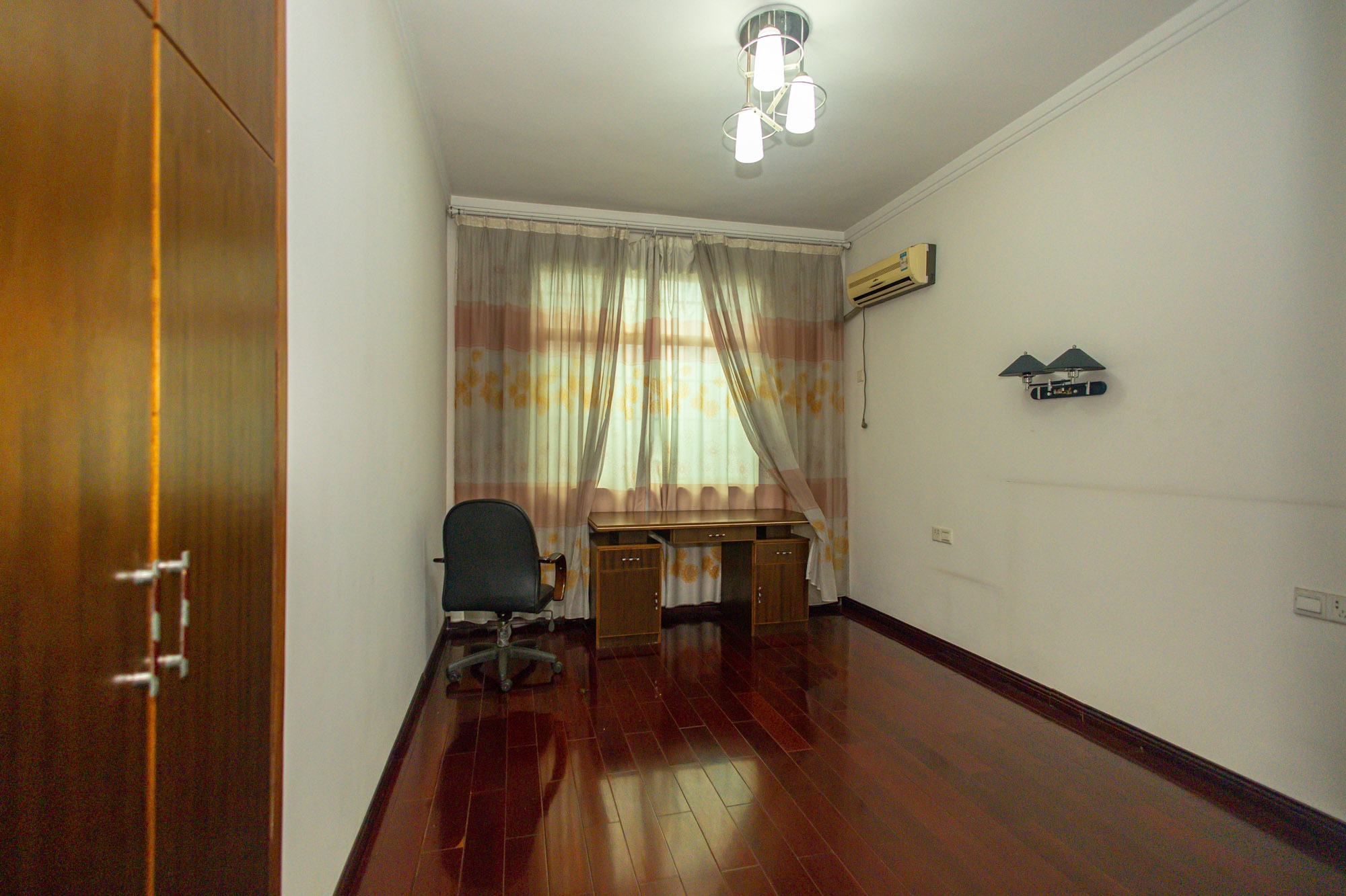 灰埠小区(灰埠社区)  4室2厅2卫    57.8万 灰埠小区(灰埠社区)  4室2厅2卫    57.8万卧室