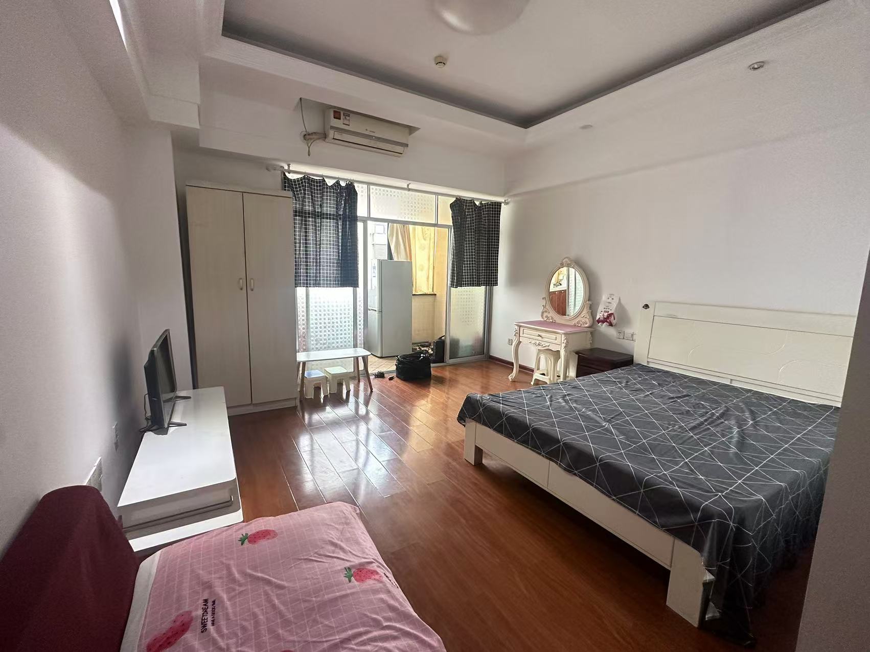 中央商业广场 1室1厅1卫 1100.0元/月 中央商业广场 1室1厅1卫 1100.0元/月室内图