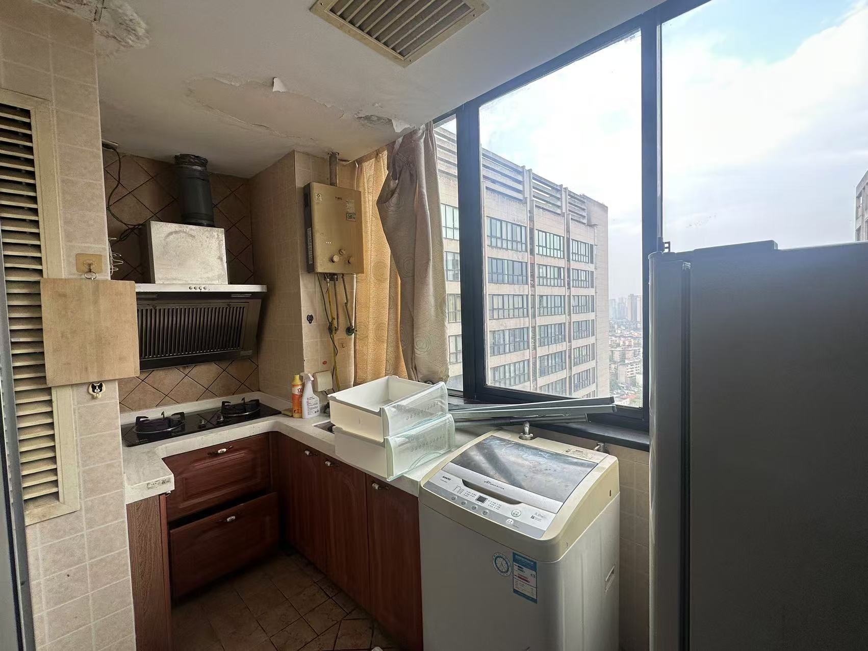 中央商业广场 1室1厅1卫 1100.0元/月 中央商业广场 1室1厅1卫 1100.0元/月室内图