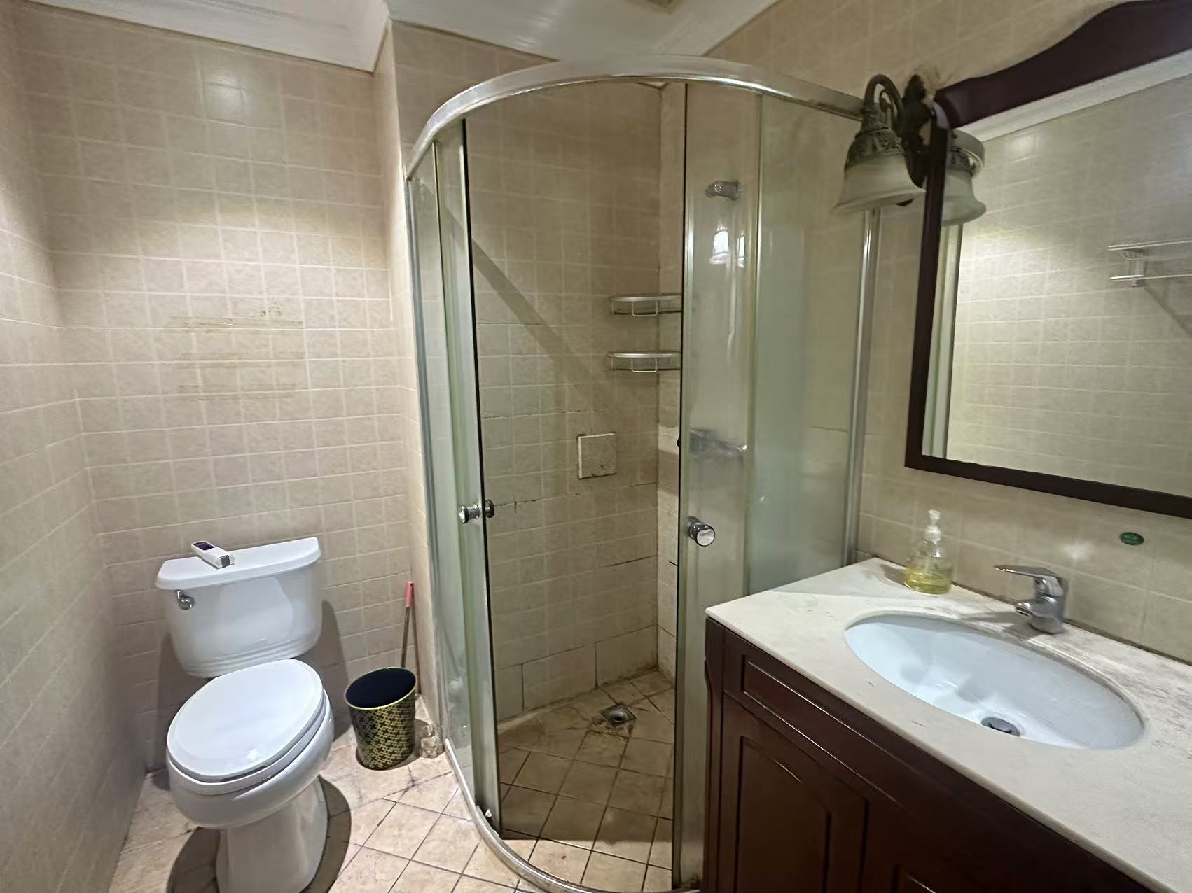 中央商业广场 1室1厅1卫 1100.0元/月 中央商业广场 1室1厅1卫 1100.0元/月室内图