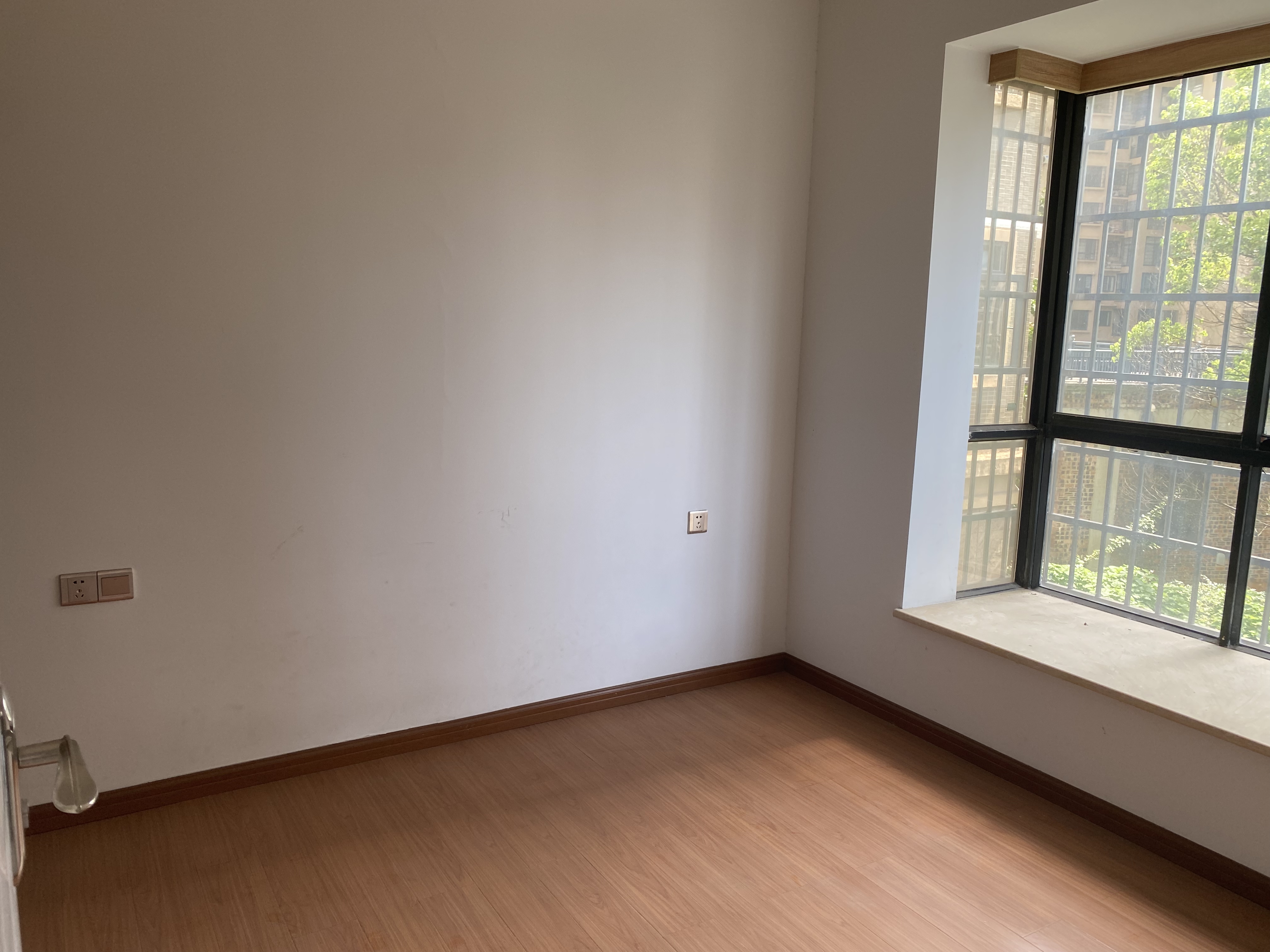 华剑首郡+五江珑悦  4室1厅1卫    1900.0元/月室内图