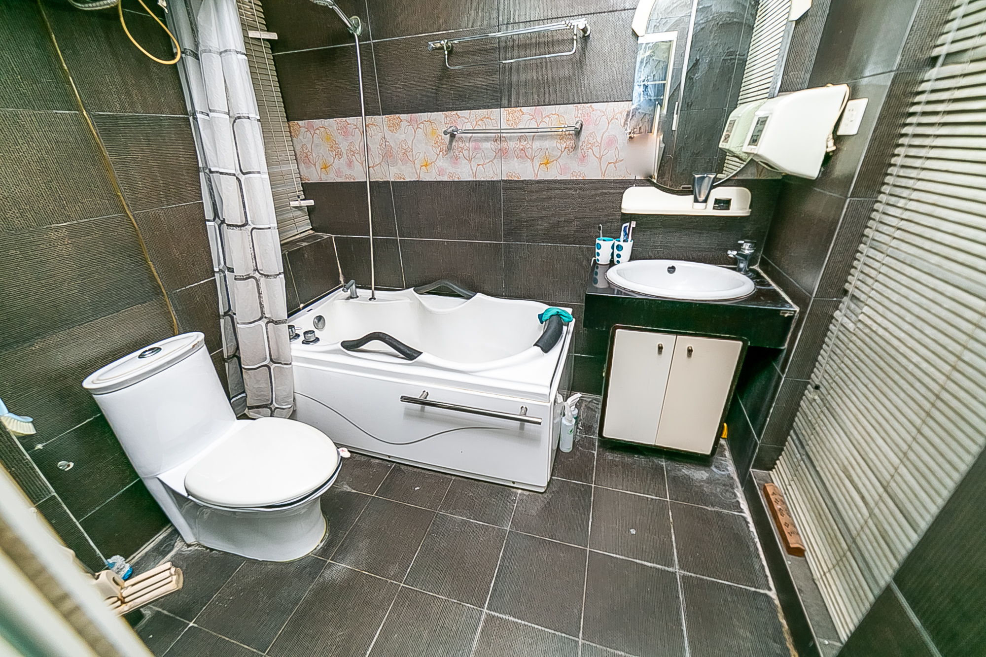 华菱蓝调国际(华菱.香墅美地)  3室2厅2卫    98.0万 华菱蓝调国际(华菱.香墅美地)  3室2厅2卫    98.0万卫生间