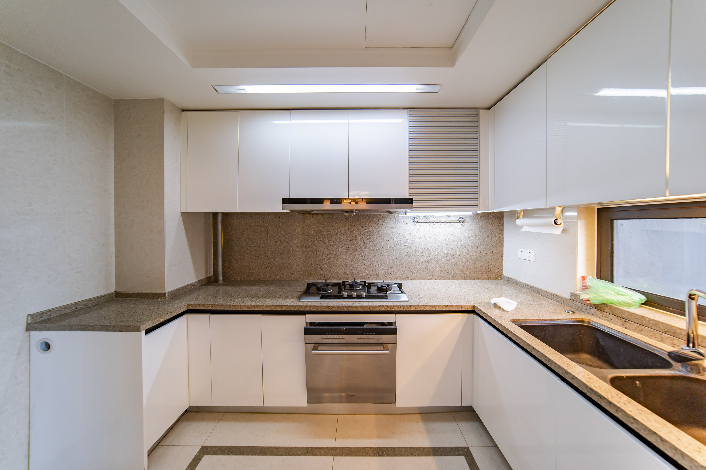 万科金域缇香  4室2厅2卫    190.0万厨房