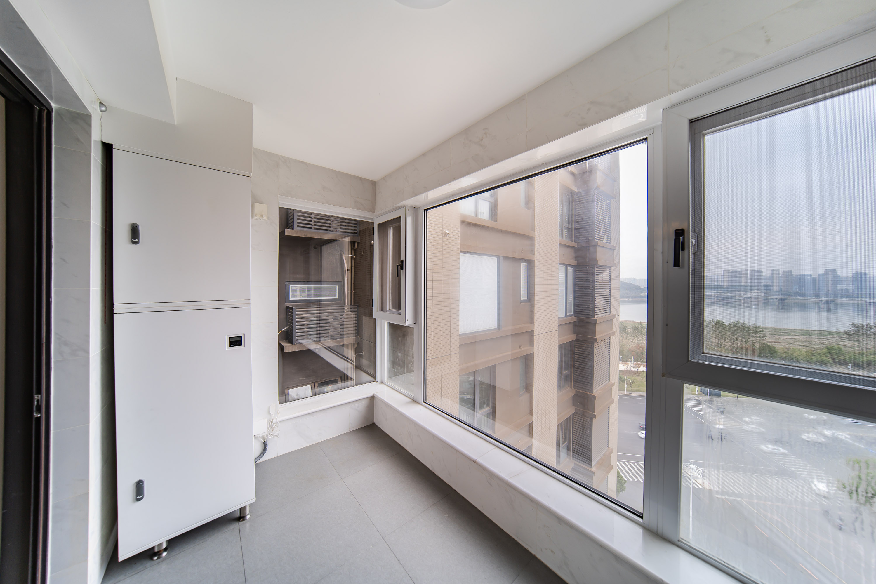 万科金域缇香  4室2厅2卫    190.0万阳台