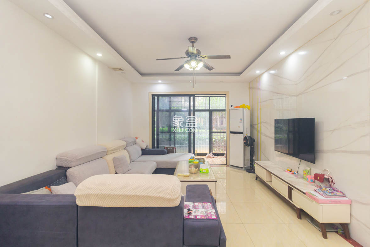 佳美紫郡 3室2厅1卫 68.8万 佳美紫郡 3室2厅1卫 68.8万客厅