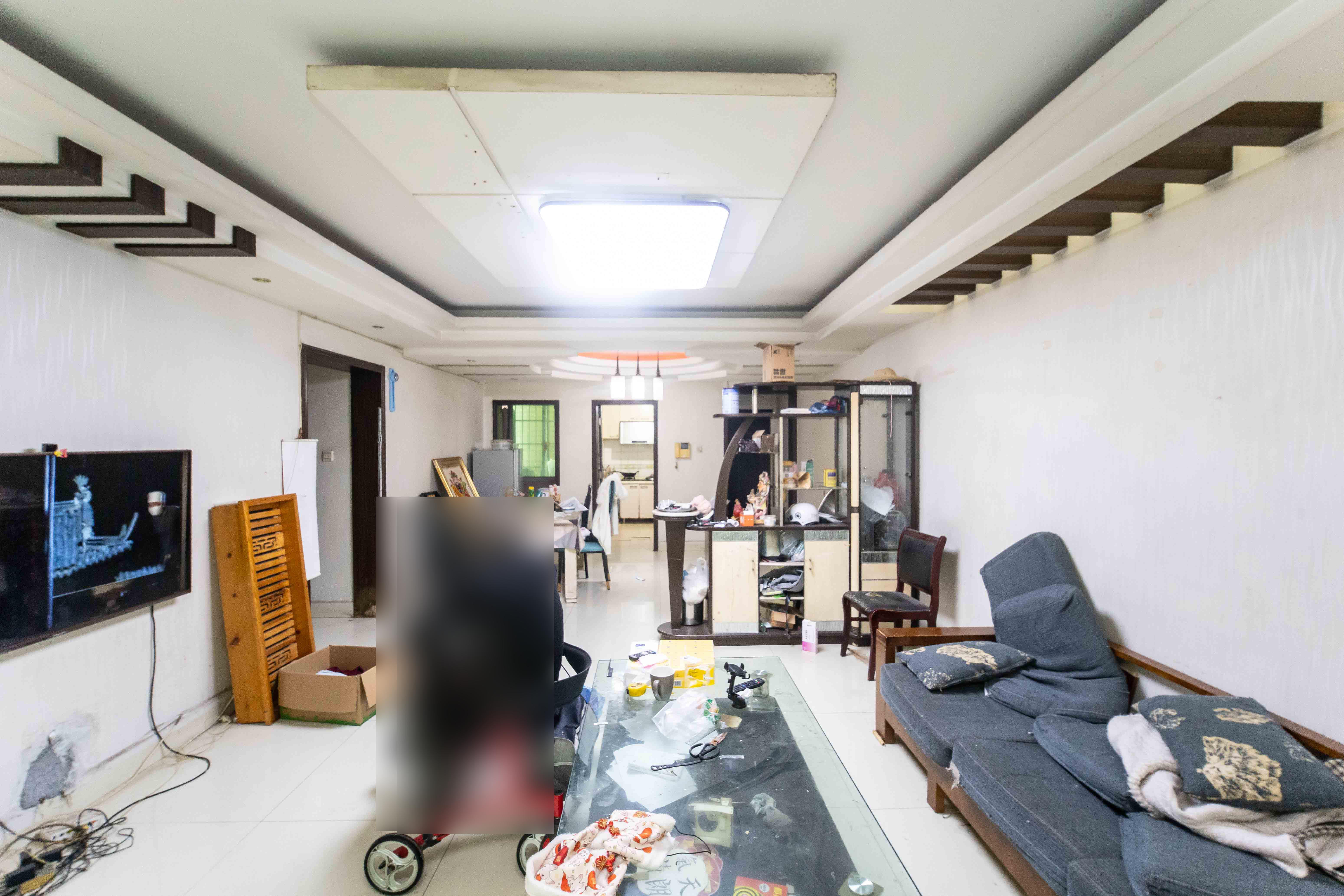 宏华花苑  3室2厅2卫   90.00万客厅