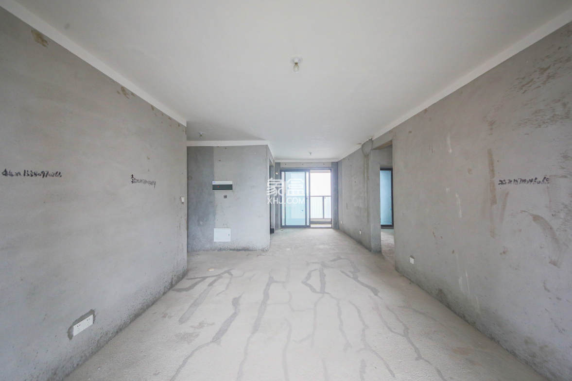 天城国际广场  4室2厅2卫    180.0万 天城国际广场  4室2厅2卫    180.0万客厅