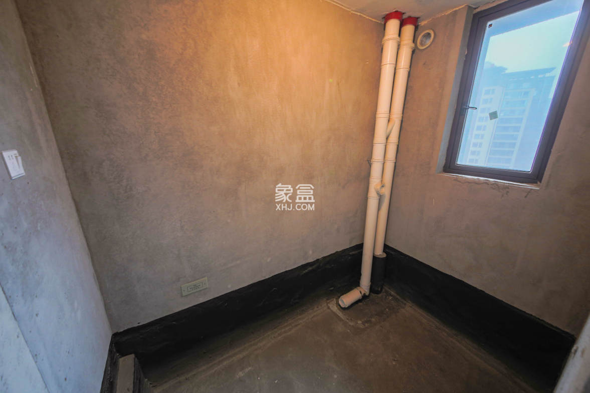 天城国际广场  4室2厅2卫    180.0万 天城国际广场  4室2厅2卫    180.0万卫生间