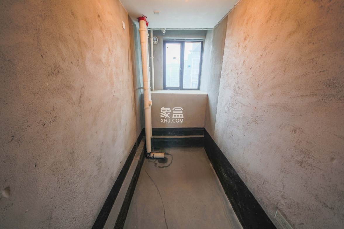 天城国际广场  4室2厅2卫    180.0万 天城国际广场  4室2厅2卫    180.0万卫生间