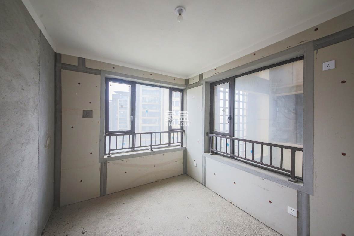 天城国际广场  4室2厅2卫    180.0万 天城国际广场  4室2厅2卫    180.0万卧室