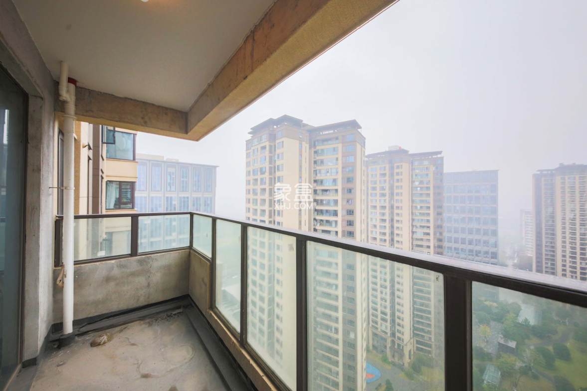 天城国际广场  4室2厅2卫    180.0万 天城国际广场  4室2厅2卫    180.0万阳台