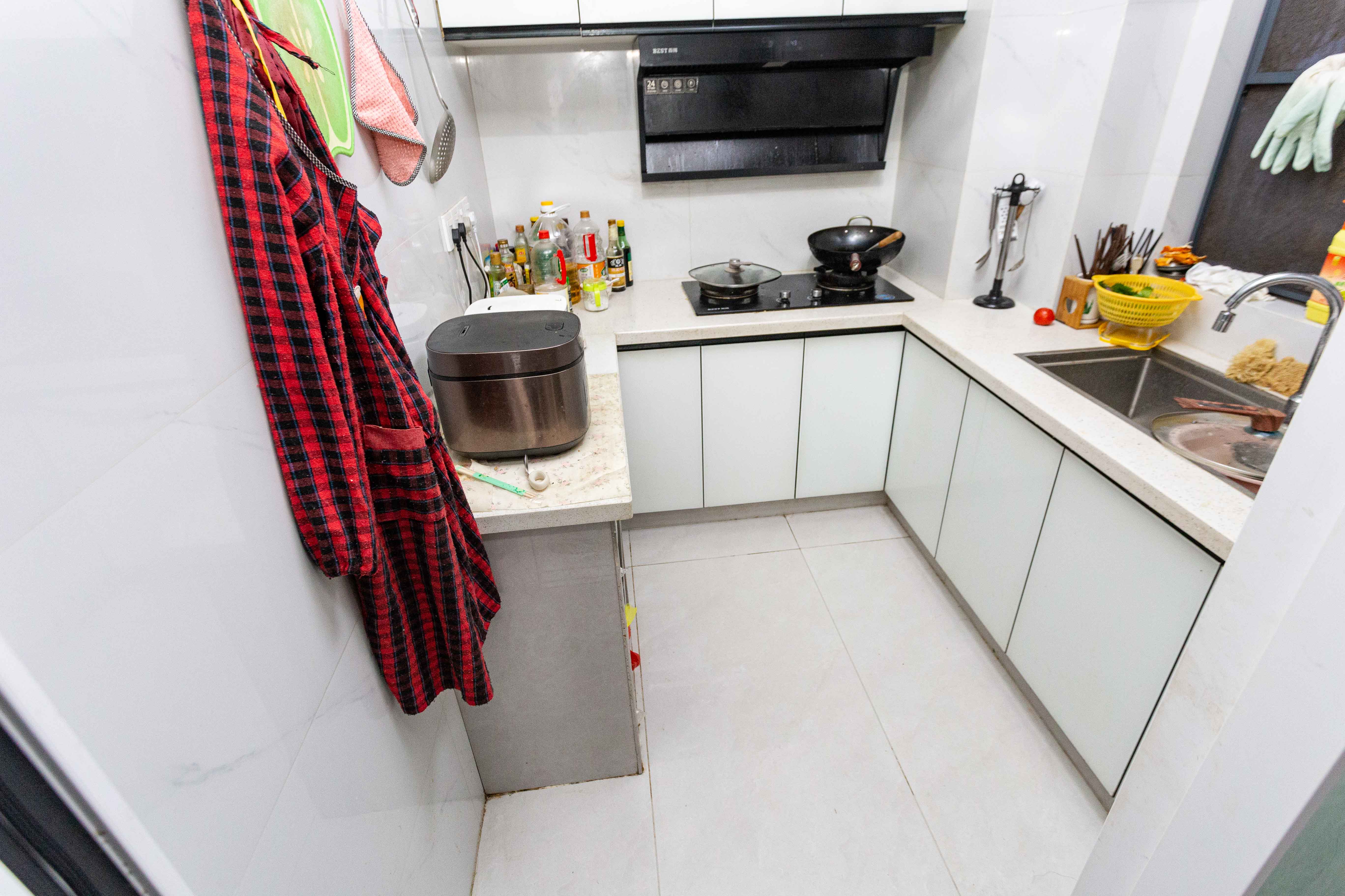 港湘铂玥(天园地芳国际珠宝城)  3室2厅1卫    75.0万 港湘铂玥(天园地芳国际珠宝城)  3室2厅1卫    75.0万厨房