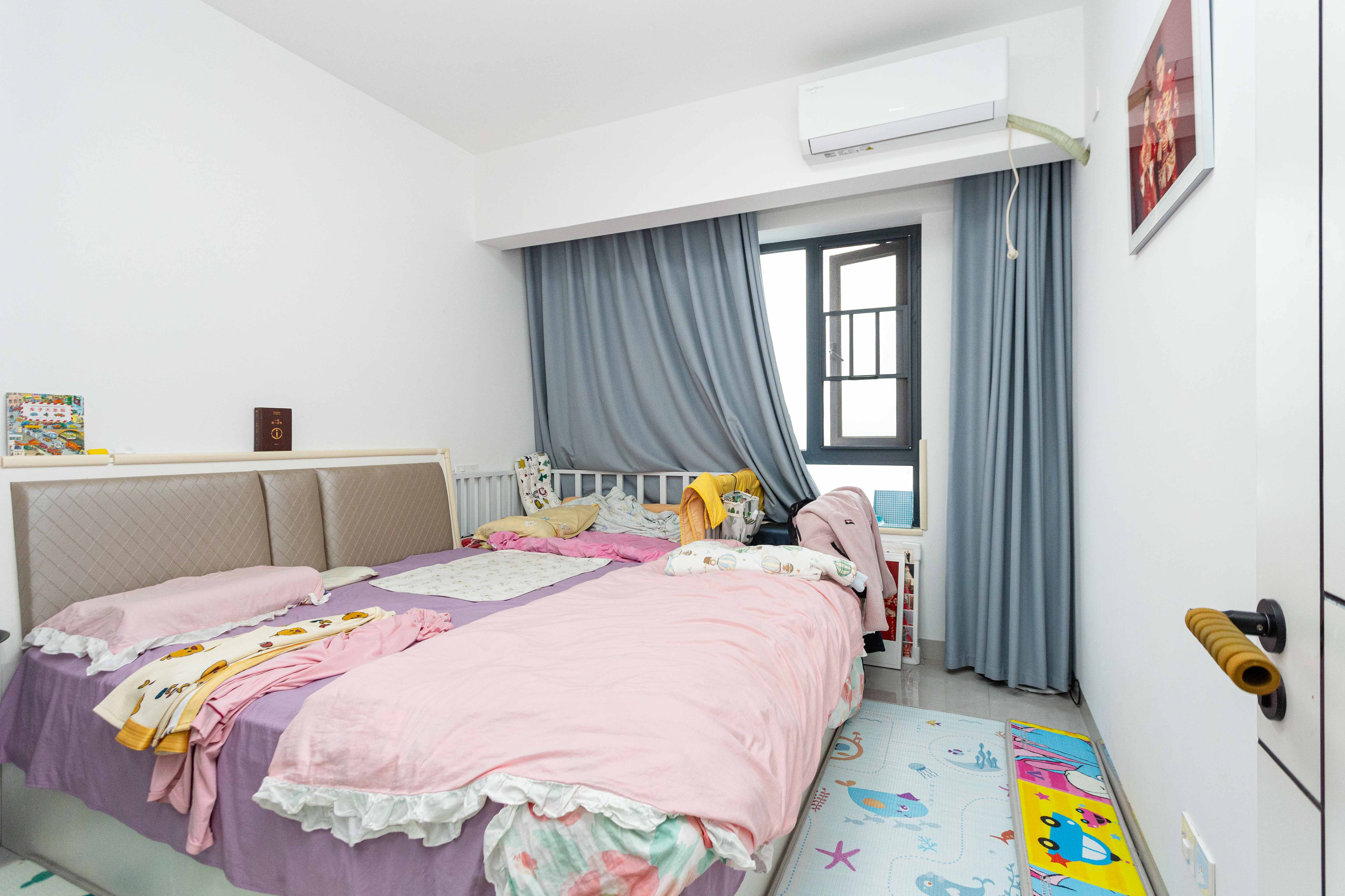 港湘铂玥(天园地芳国际珠宝城)  3室2厅1卫    75.0万 港湘铂玥(天园地芳国际珠宝城)  3室2厅1卫    75.0万卧室