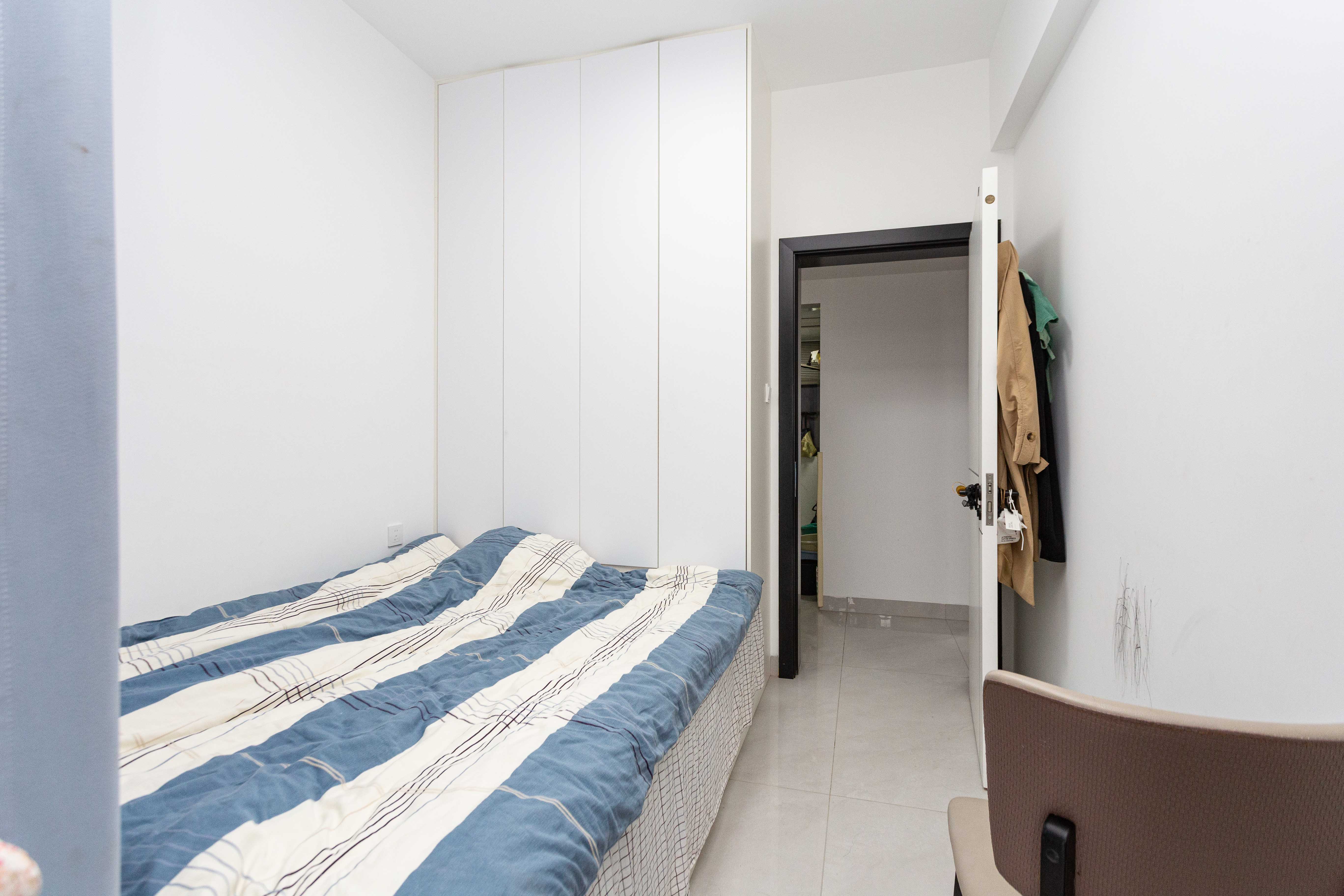 港湘铂玥(天园地芳国际珠宝城)  3室2厅1卫    75.0万 港湘铂玥(天园地芳国际珠宝城)  3室2厅1卫    75.0万卧室