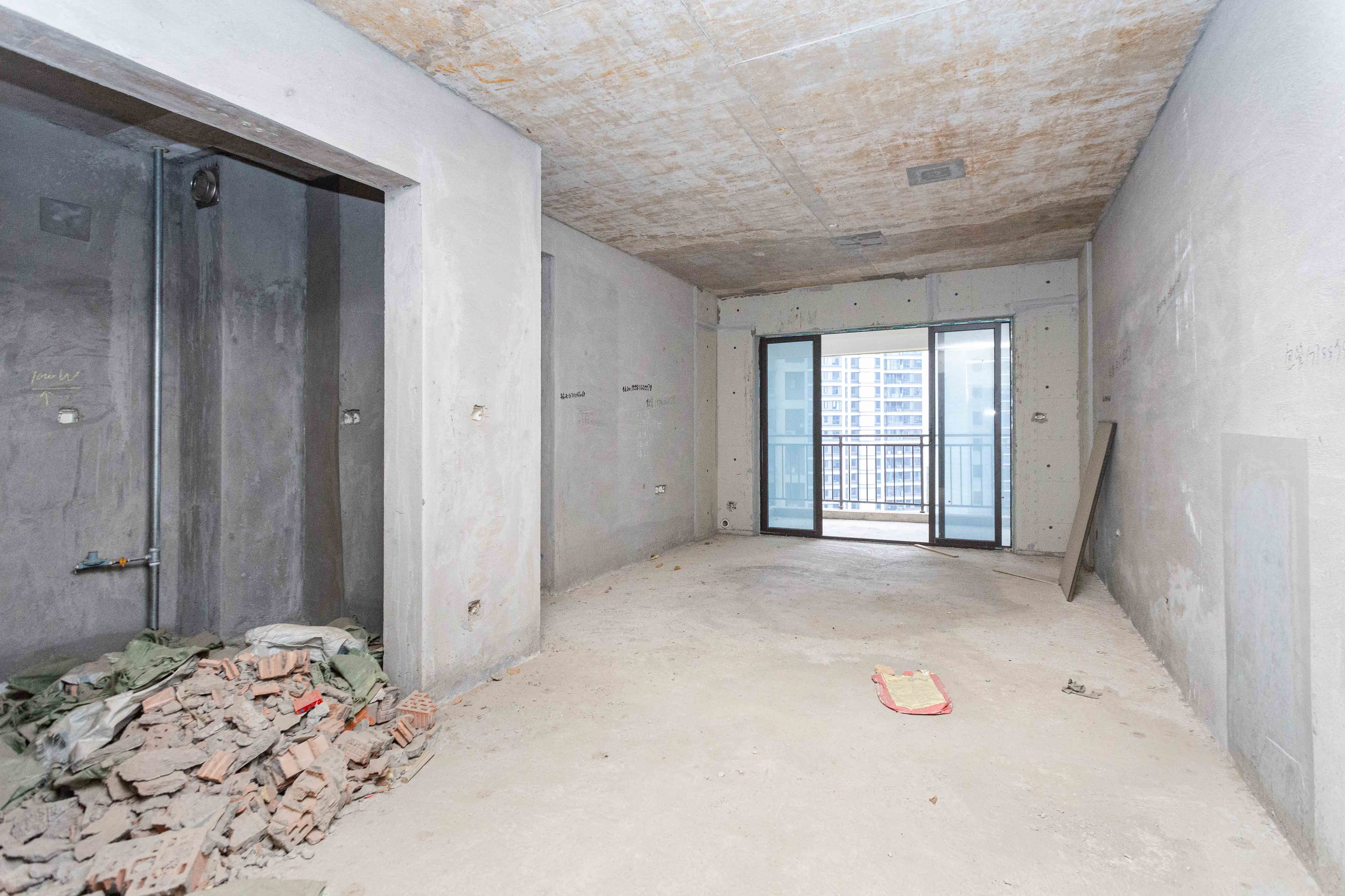 长燃润和天地(长润小区印湘江) 4室2厅2卫 104.5万 长燃润和天地(长润小区印湘江) 4室2厅2卫 104.5万客厅