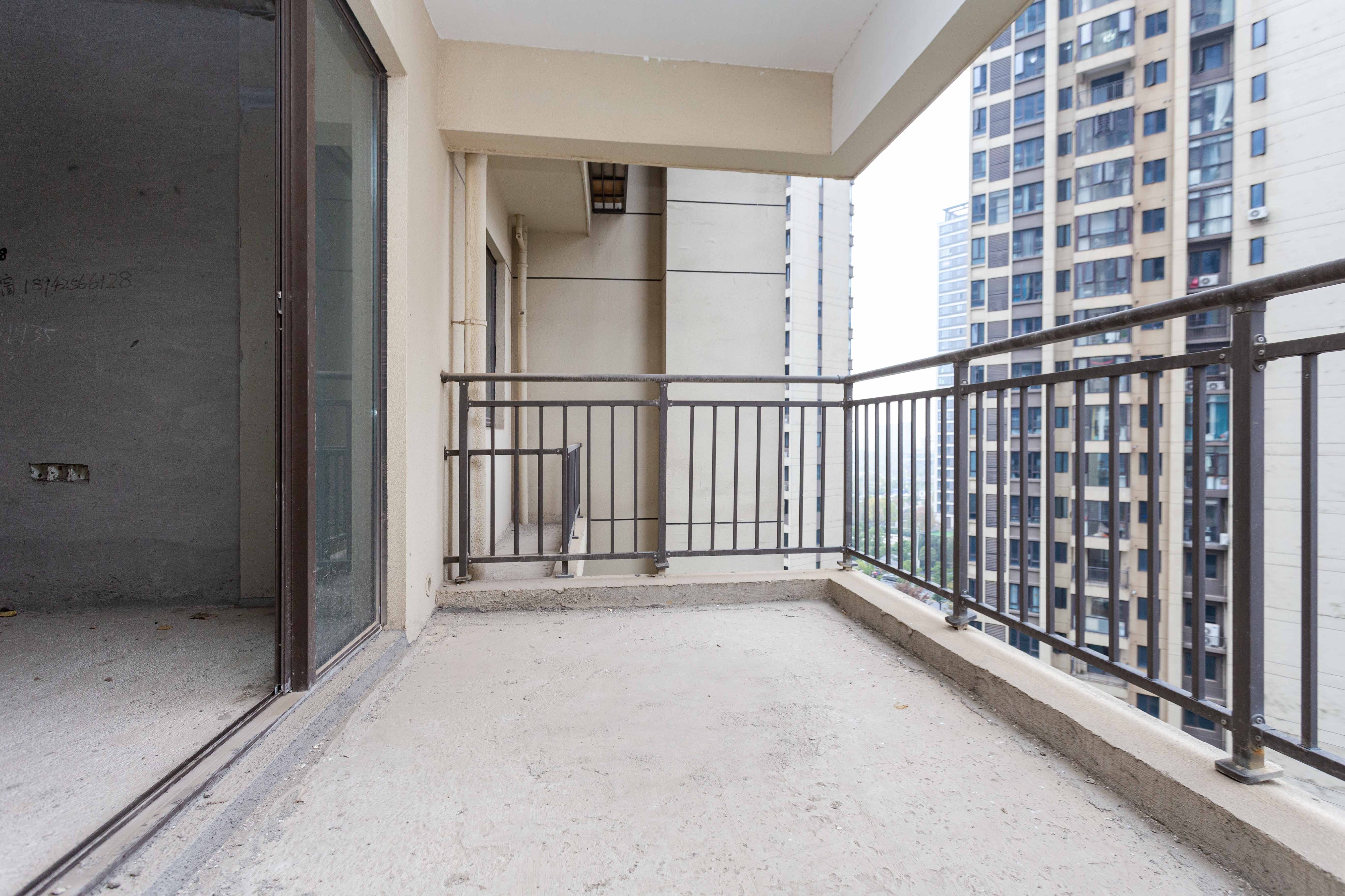 长燃润和天地(长润小区印湘江) 4室2厅2卫 104.5万 长燃润和天地(长润小区印湘江) 4室2厅2卫 104.5万阳台