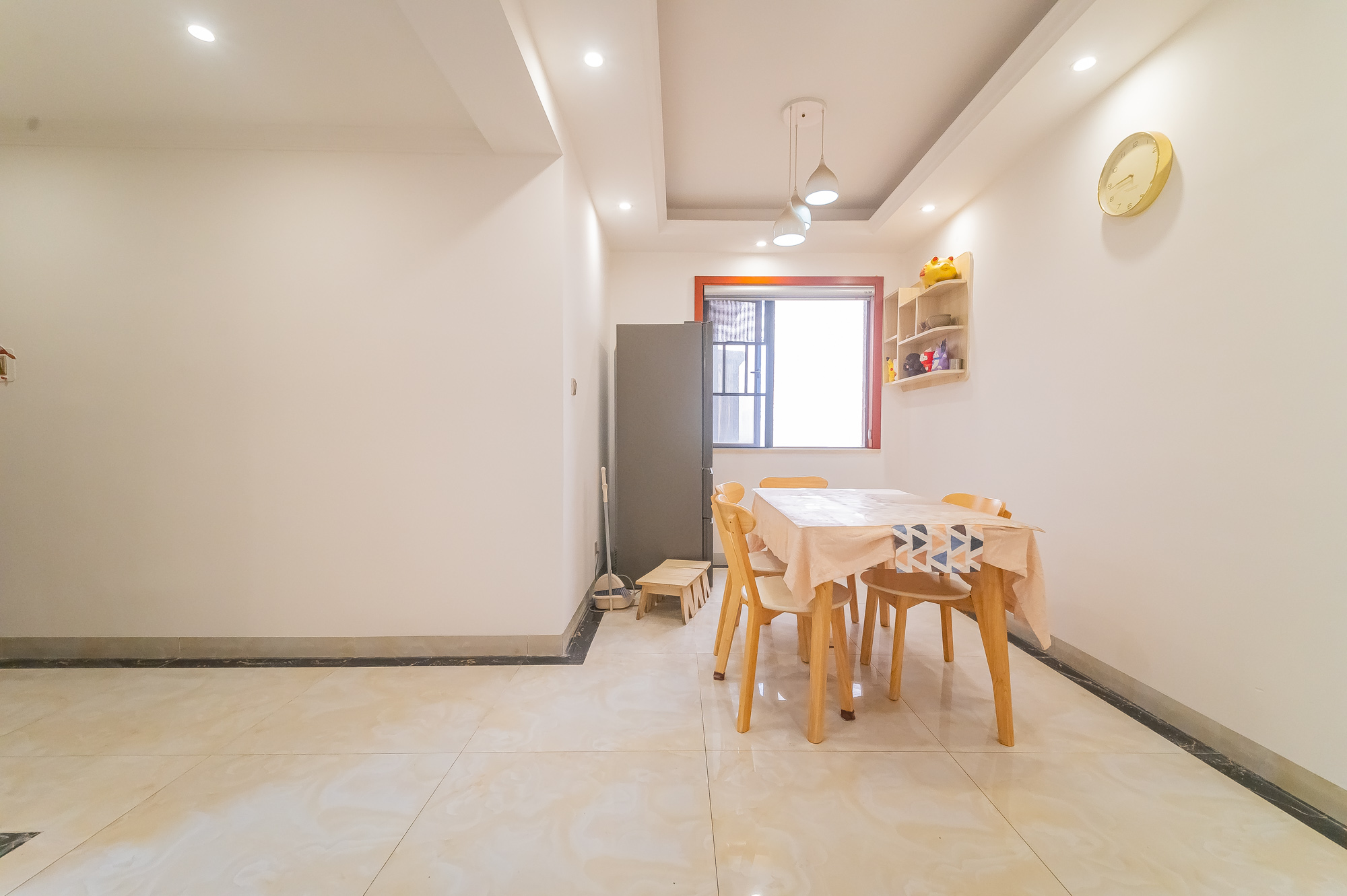 深业睿城  3室2厅2卫   82.00万客厅