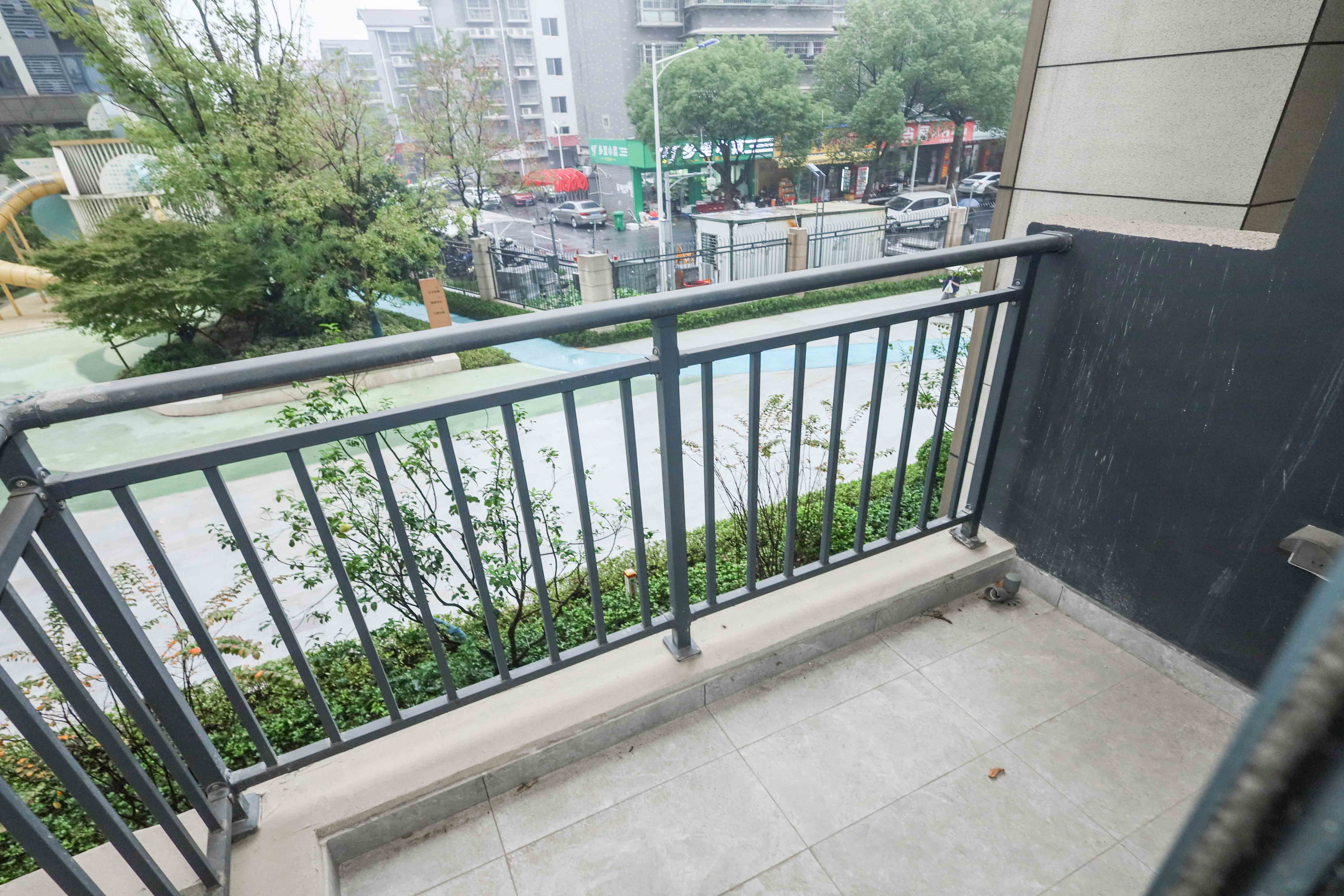 爱家当代境  4室2厅2卫   158.00万阳台