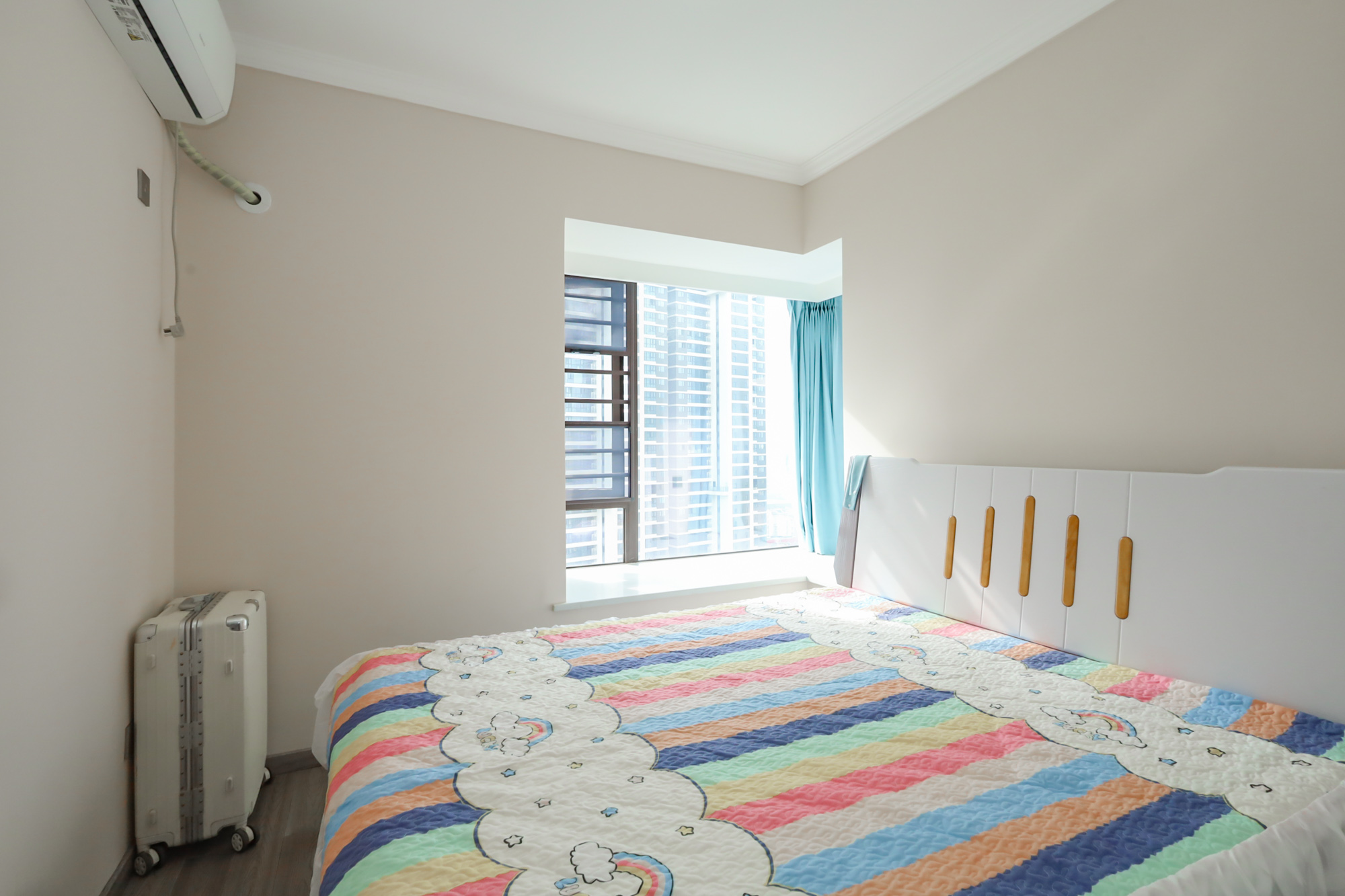 保利西海岸B区  3室2厅2卫    190.0万 保利西海岸B区  3室2厅2卫    190.0万卧室