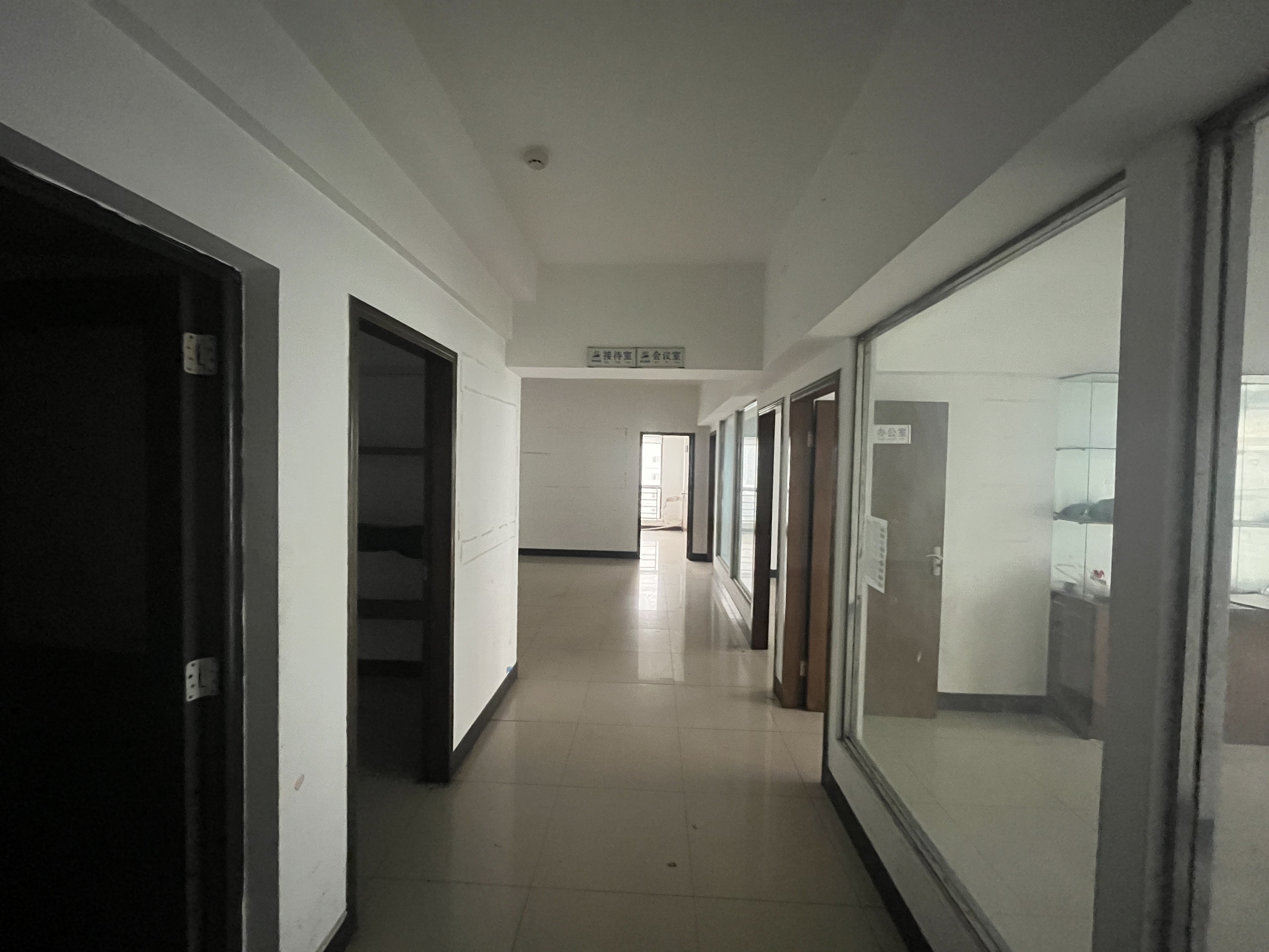 中房电脑大市场 4室1厅1卫 2100.0元/月 中房电脑大市场 4室1厅1卫 2100.0元/月室内图