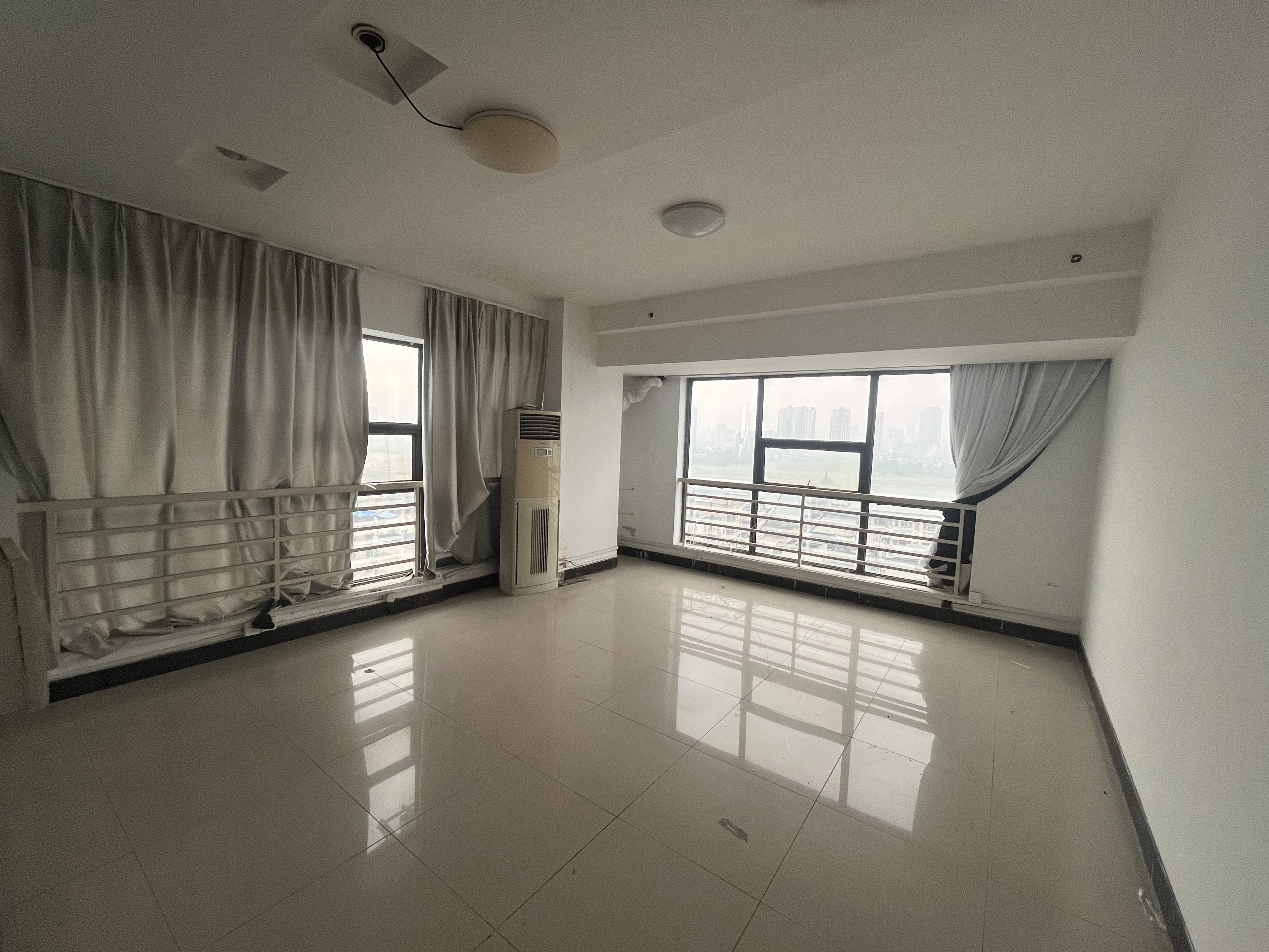 中房电脑大市场 4室1厅1卫 2100.0元/月 中房电脑大市场 4室1厅1卫 2100.0元/月室内图