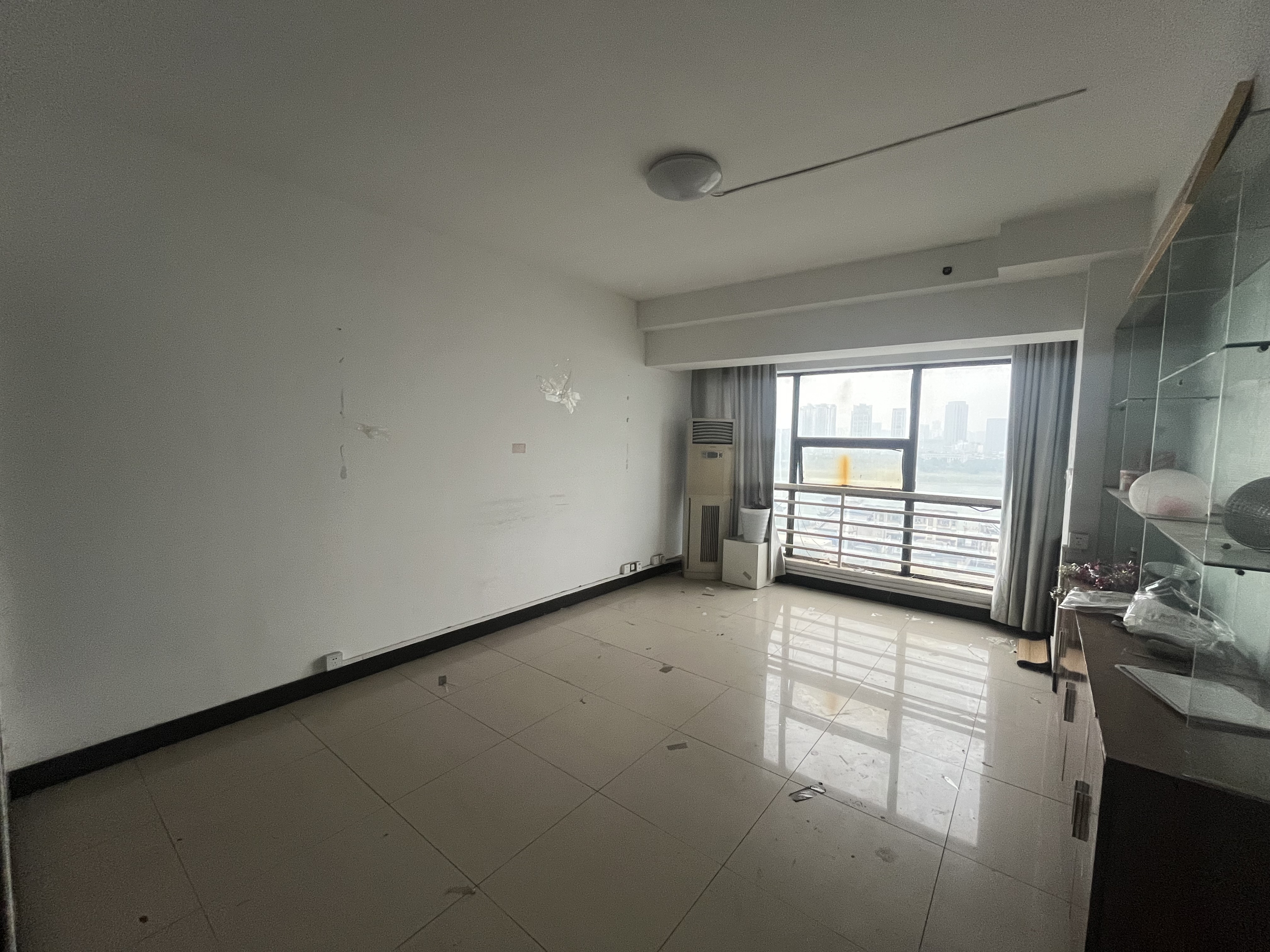 中房电脑大市场 4室1厅1卫 2100.0元/月 中房电脑大市场 4室1厅1卫 2100.0元/月室内图