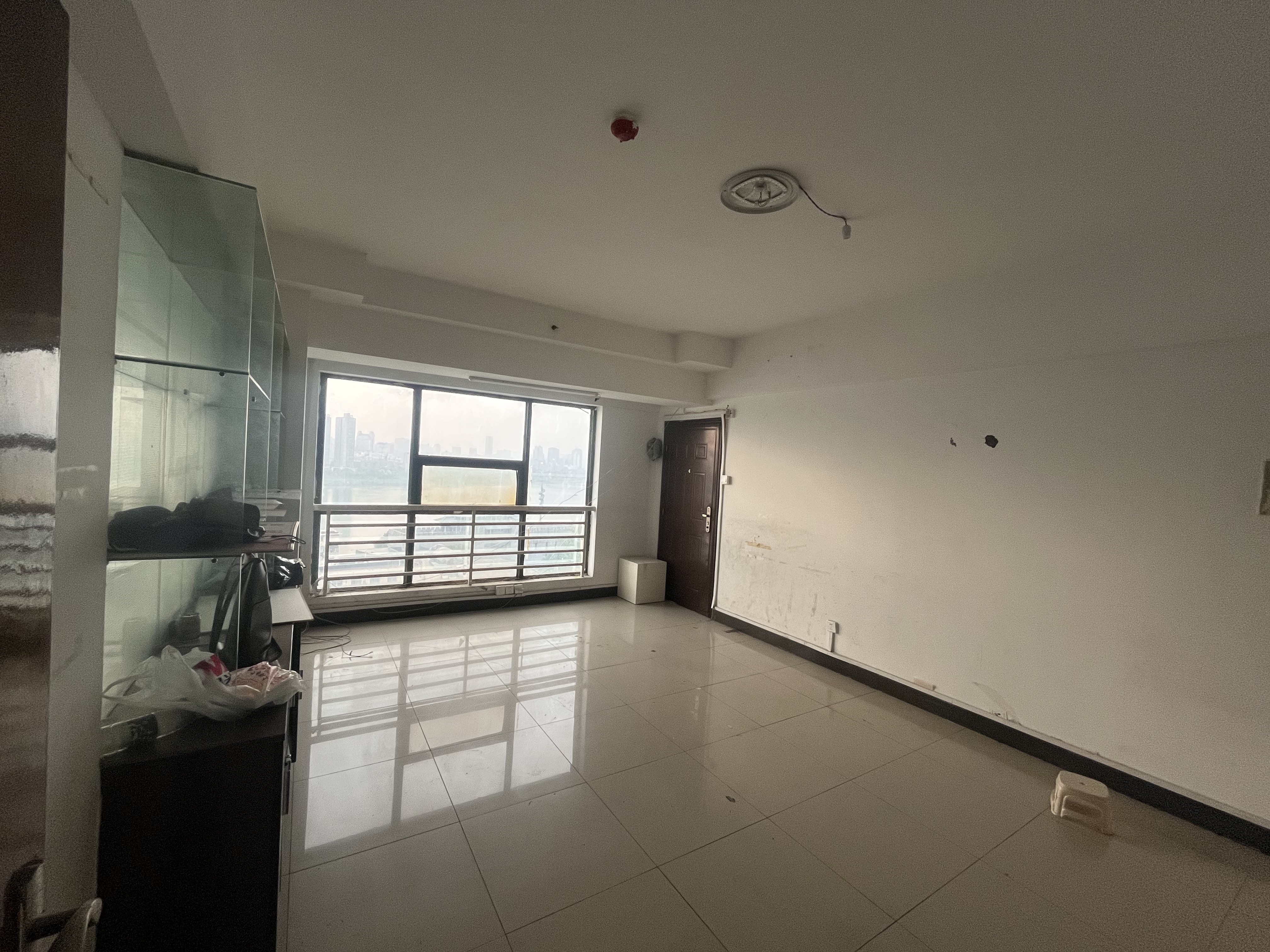 中房电脑大市场 4室1厅1卫 2100.0元/月 中房电脑大市场 4室1厅1卫 2100.0元/月室内图