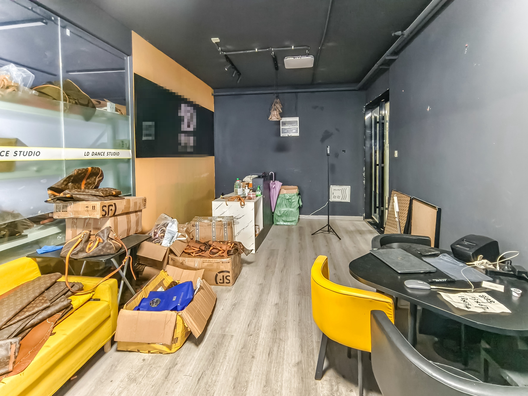 和悦城(蟠龙景苑) 1室1厅1卫 135.0万 和悦城(蟠龙景苑) 1室1厅1卫 135.0万客厅