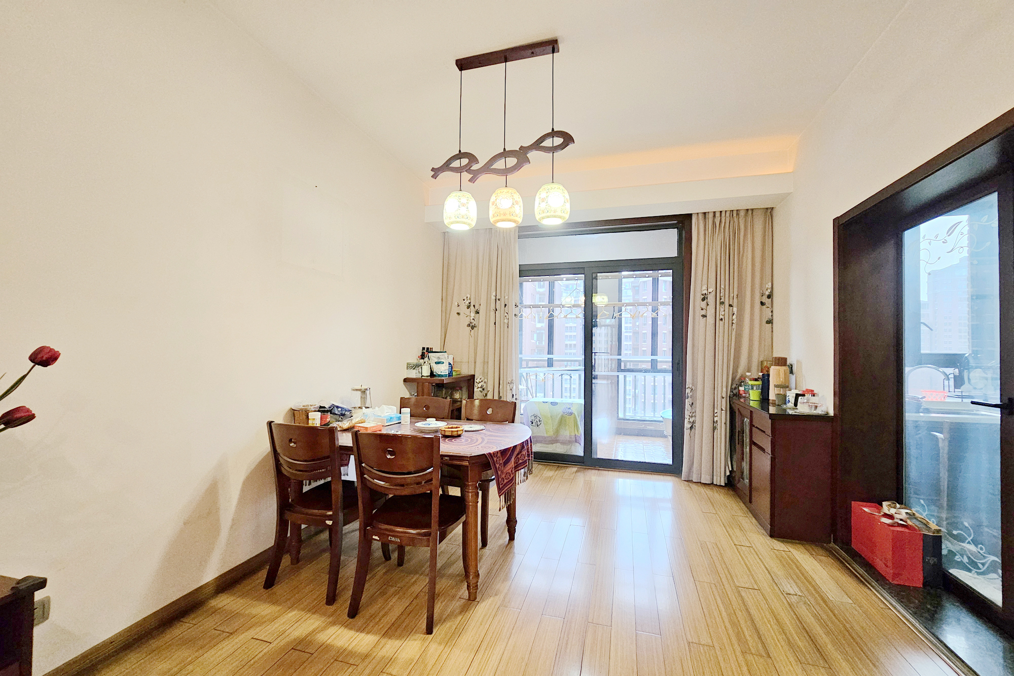 中隆国际御玺  4室2厅3卫    230.0万 中隆国际御玺  4室2厅3卫    230.0万客厅