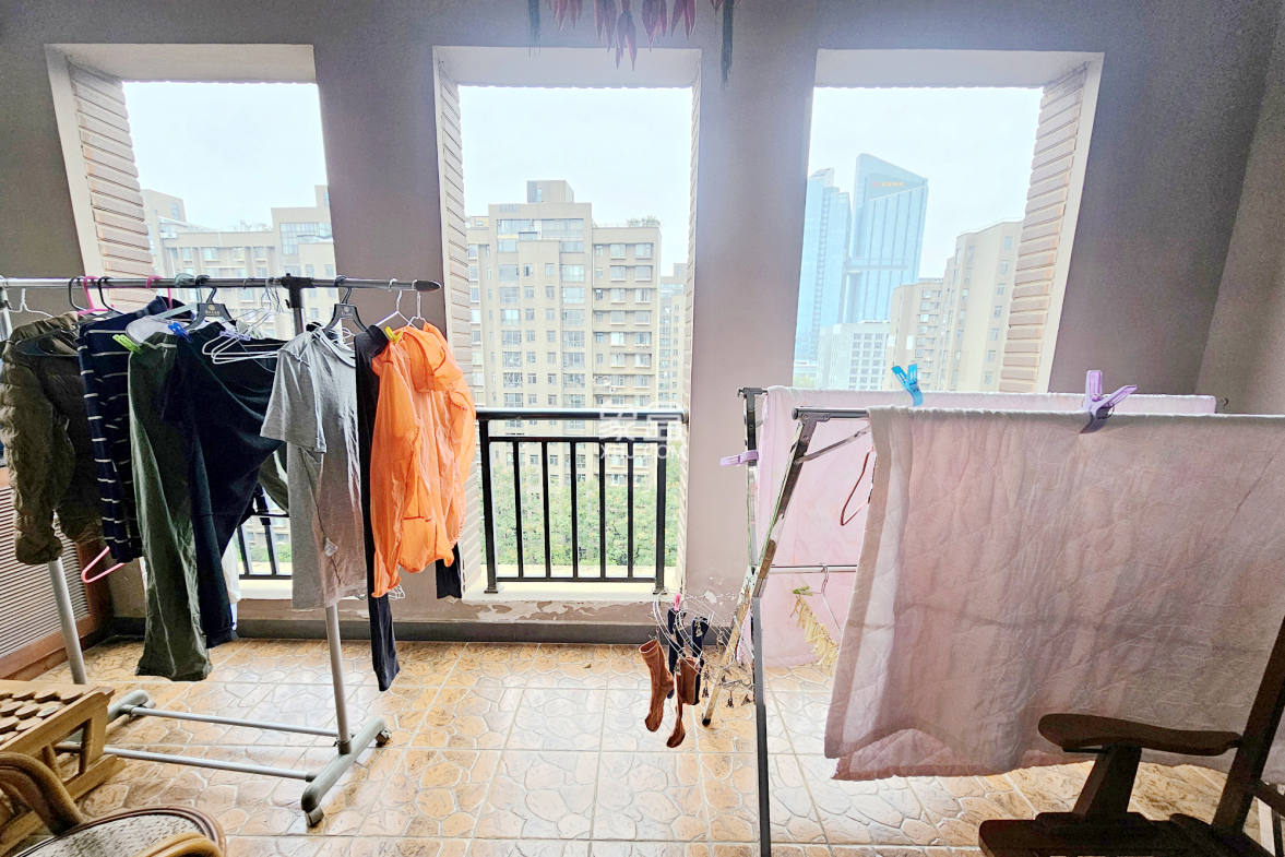 中隆国际御玺  4室2厅3卫    230.0万 中隆国际御玺  4室2厅3卫    230.0万阳台