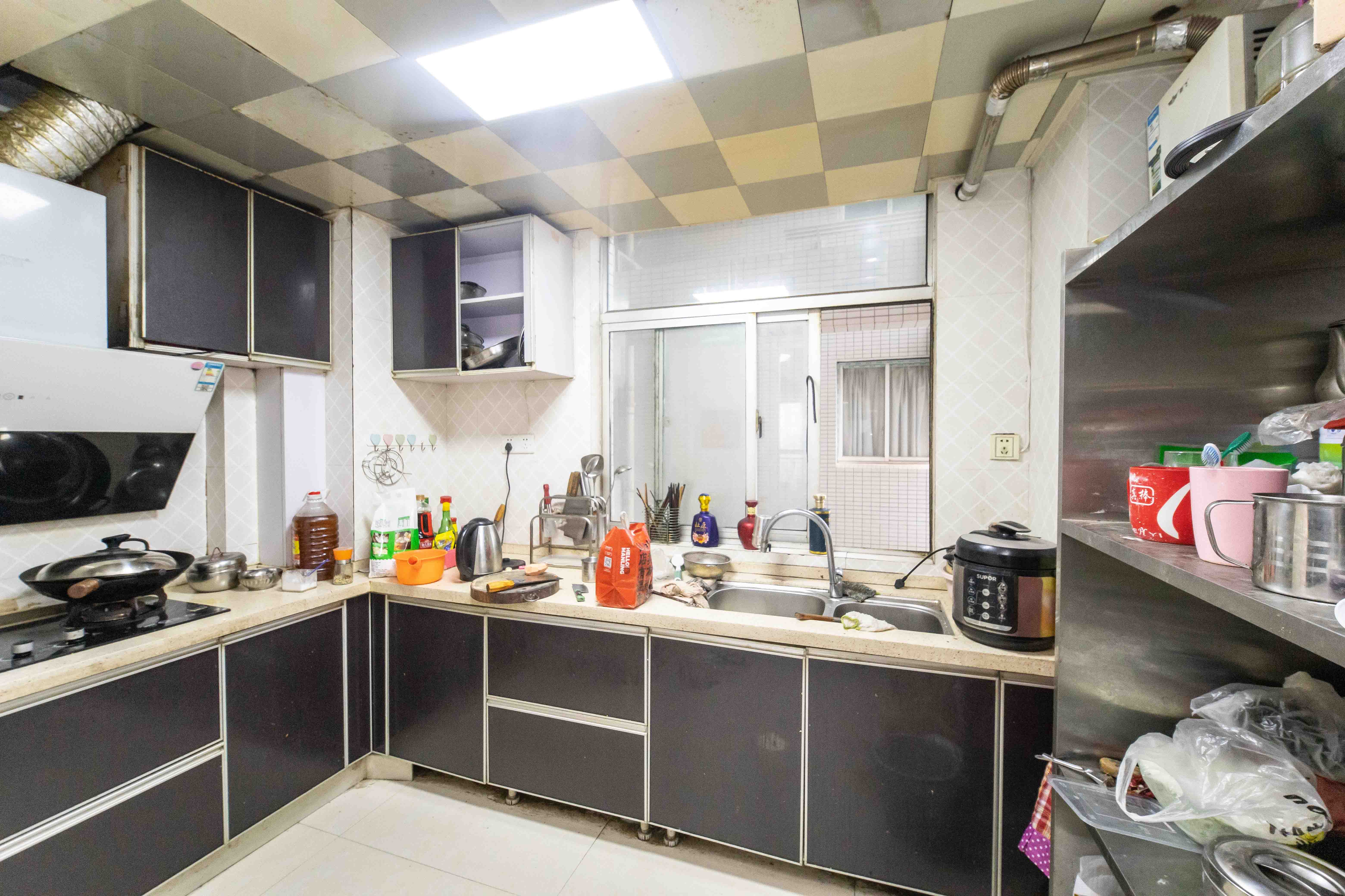 高桥现代商贸城  4室2厅2卫    98.0万厨房