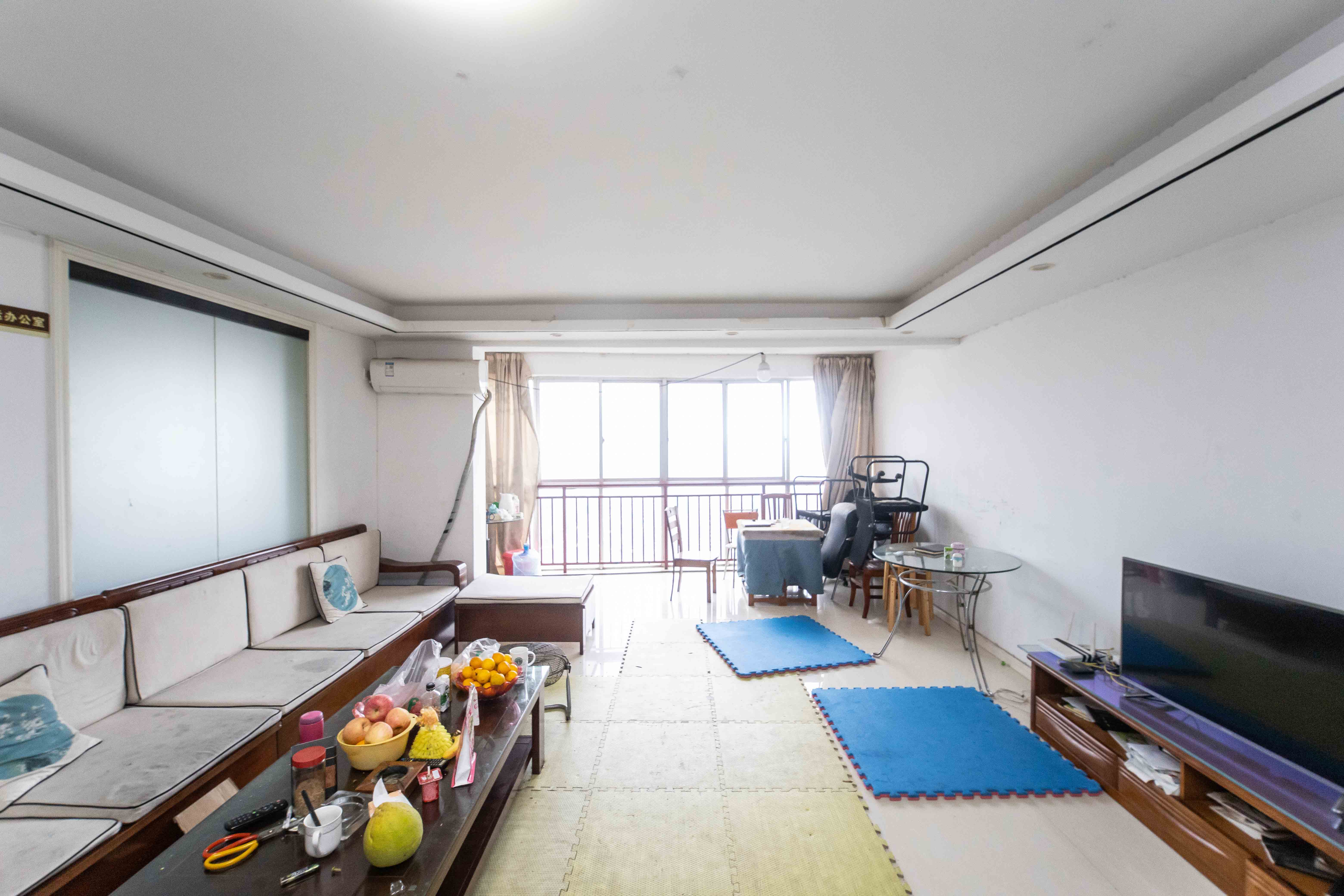 高桥现代商贸城  4室2厅2卫    98.0万客厅