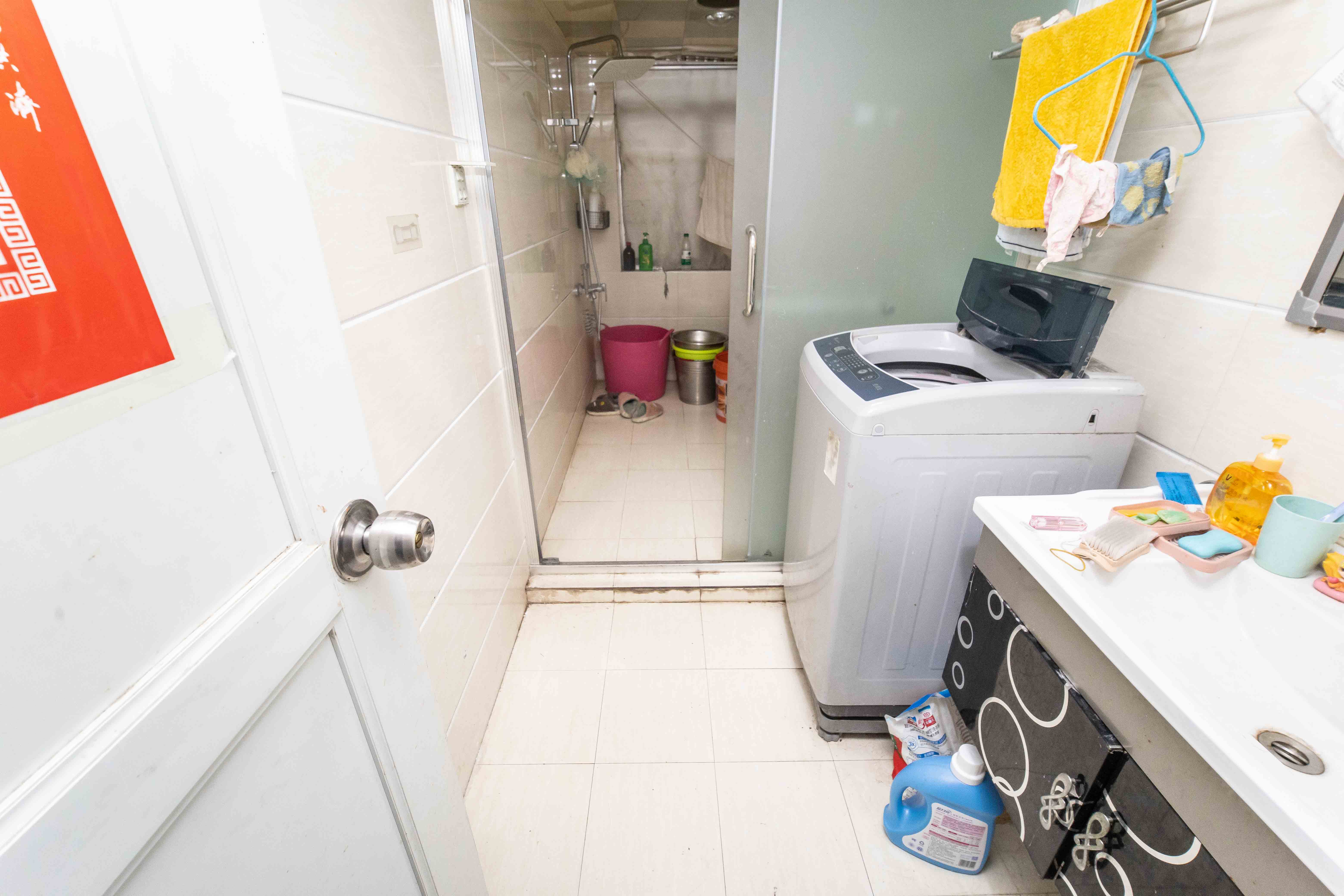 高桥现代商贸城  4室2厅2卫    98.0万卫生间