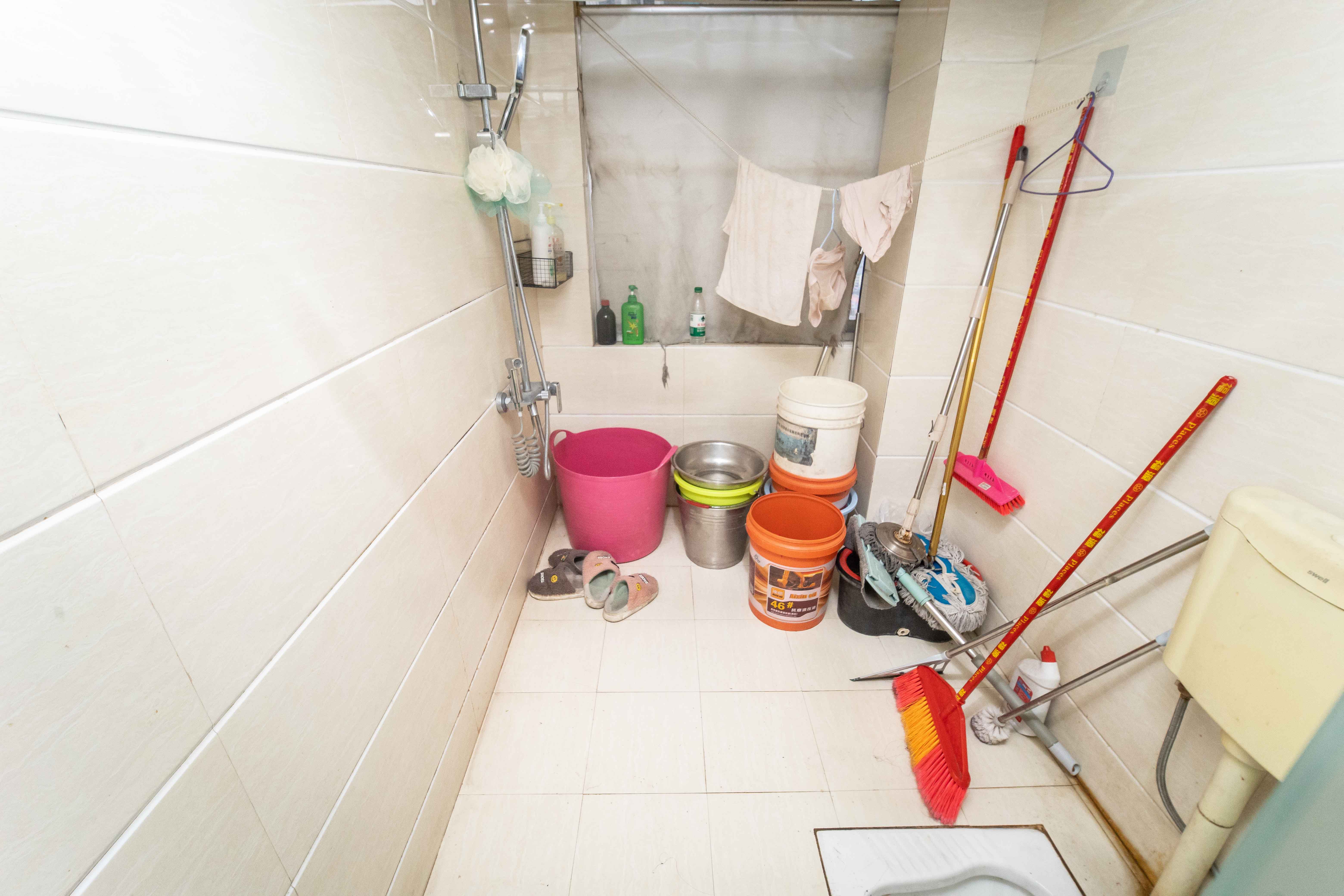 高桥现代商贸城  4室2厅2卫    98.0万卫生间