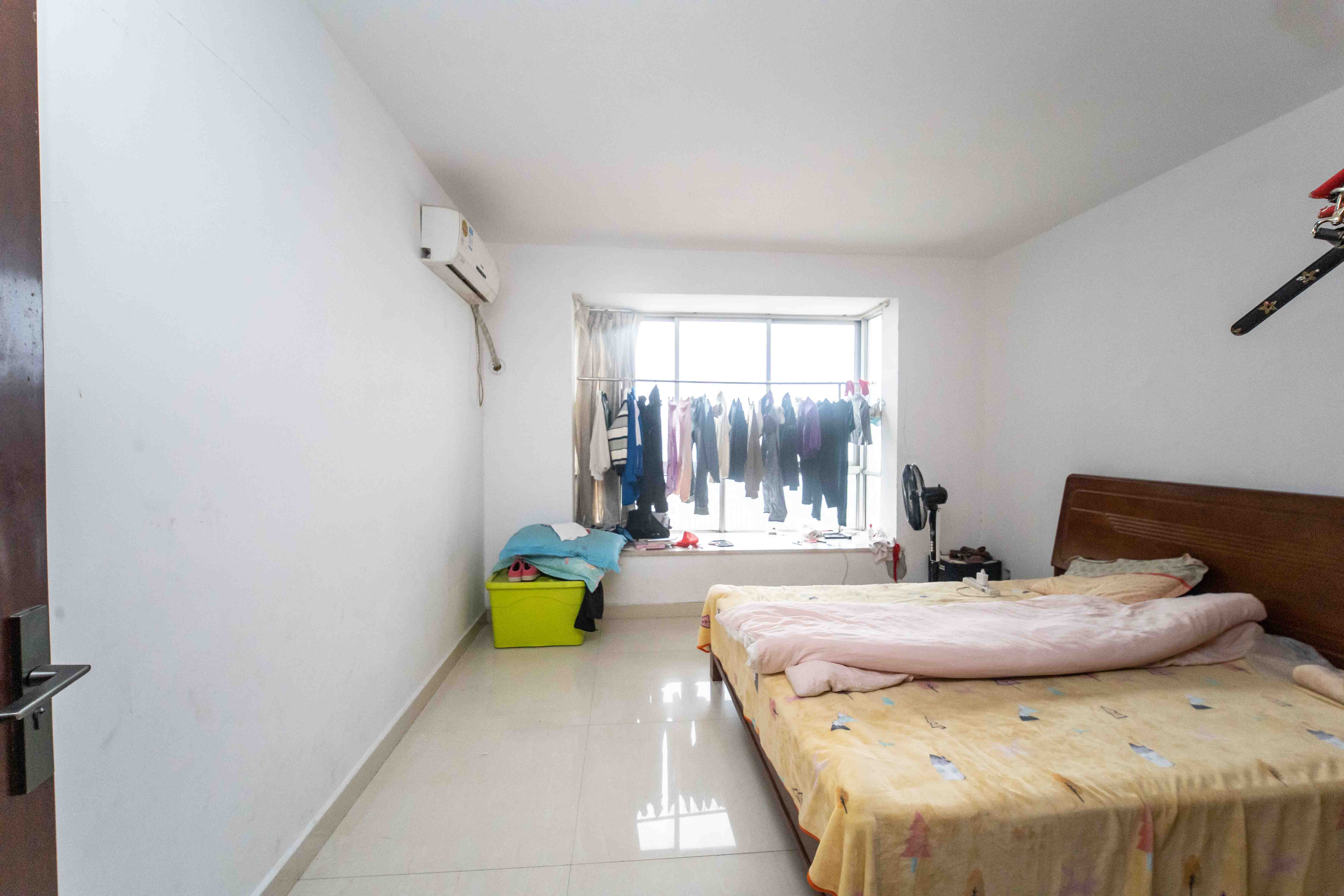 高桥现代商贸城  4室2厅2卫    98.0万卧室