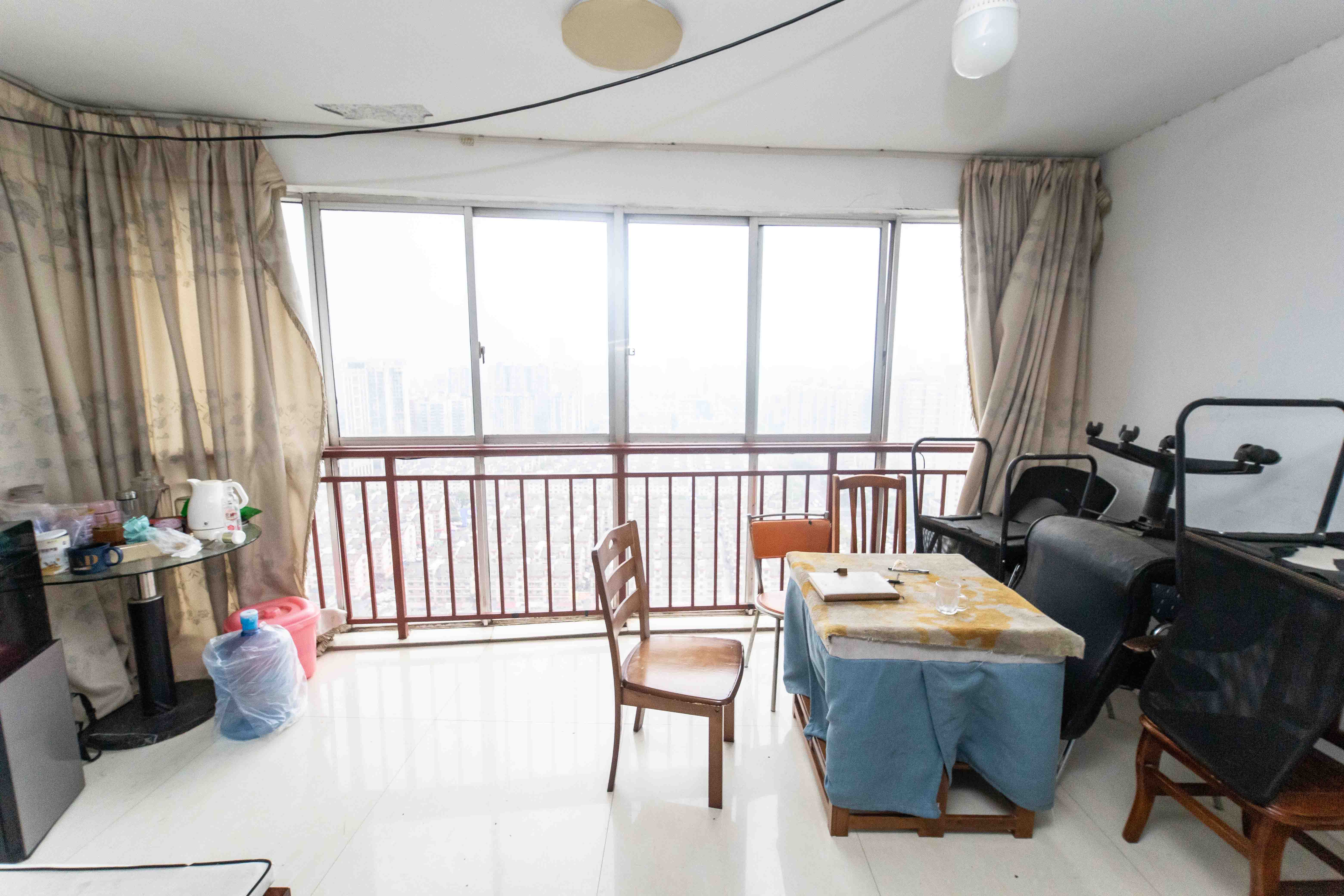 高桥现代商贸城  4室2厅2卫    98.0万阳台