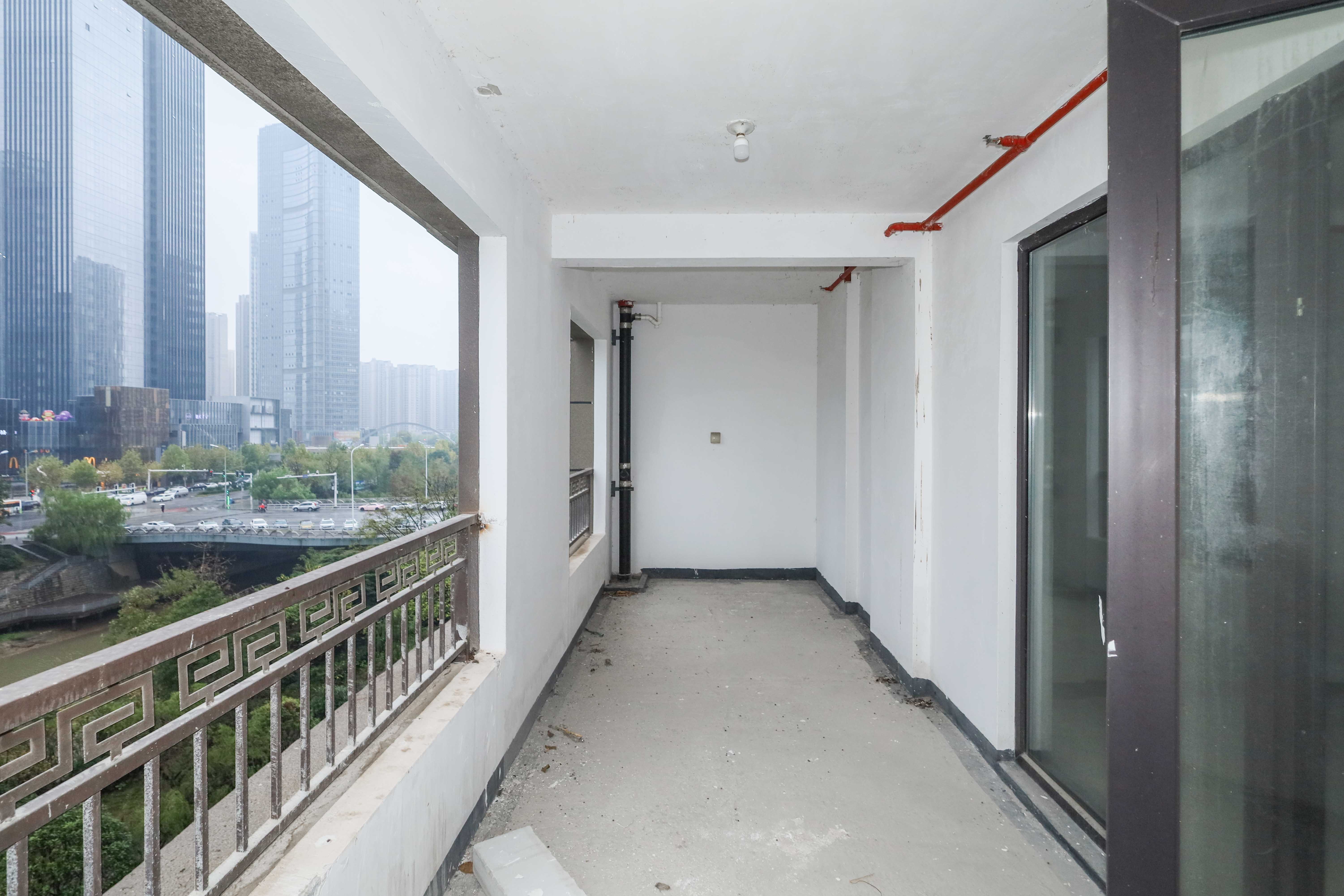 建发央著  4室2厅3卫   308.00万阳台