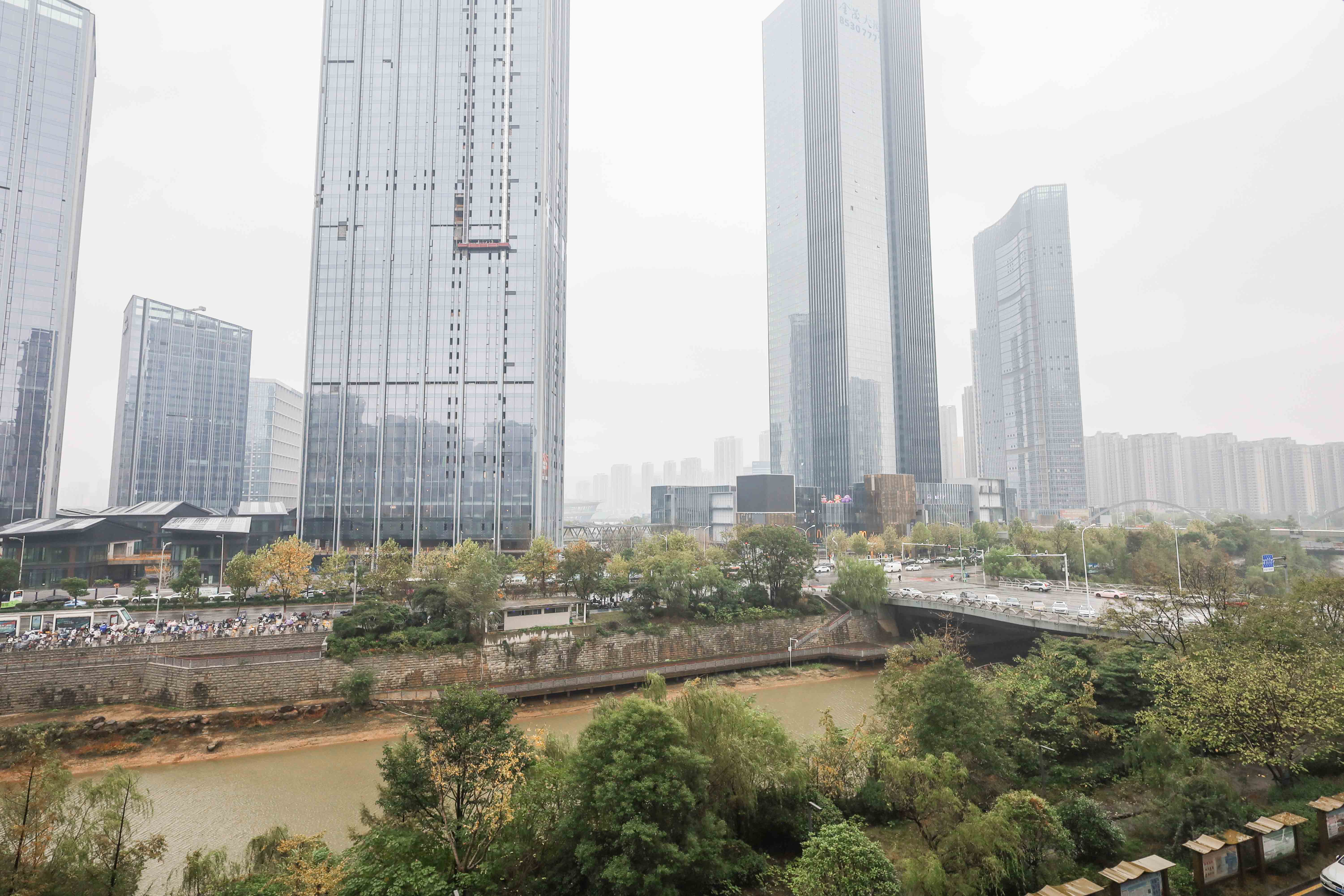建发央著  4室2厅3卫   308.00万阳台