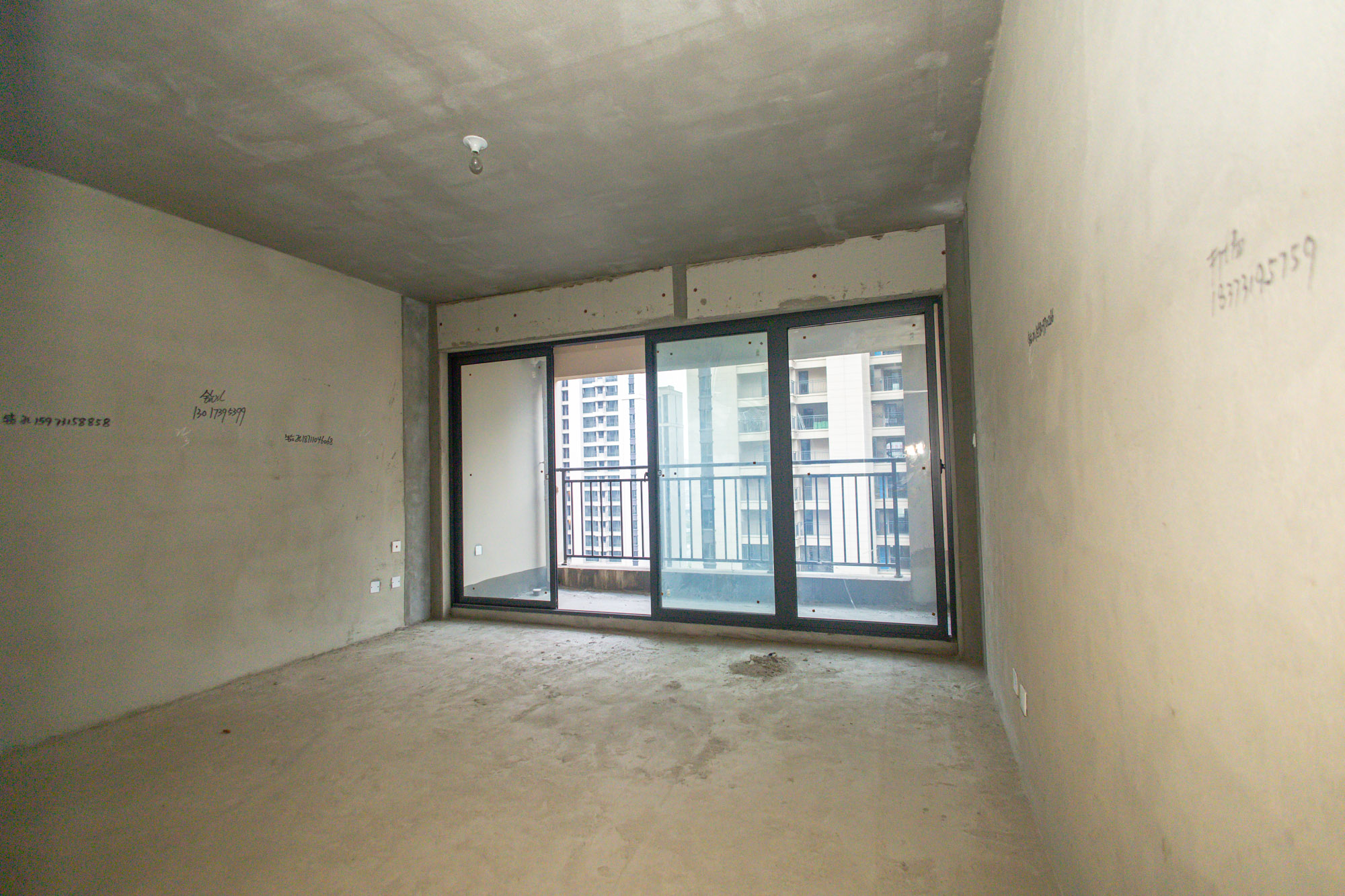 中梁正荣府  4室2厅2卫    148.0万 中梁正荣府  4室2厅2卫    148.0万客厅