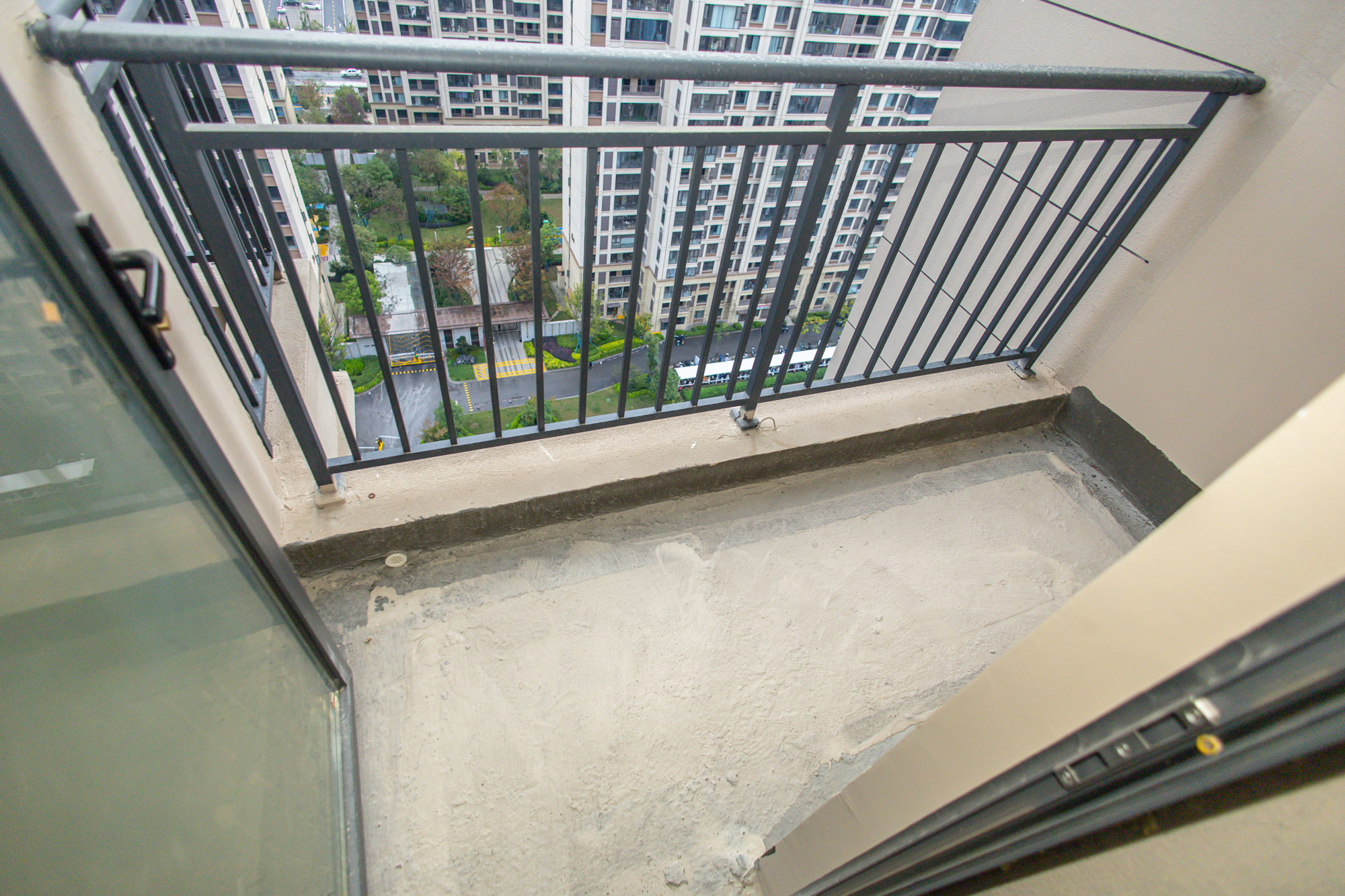 中梁正荣府  4室2厅2卫    148.0万 中梁正荣府  4室2厅2卫    148.0万阳台