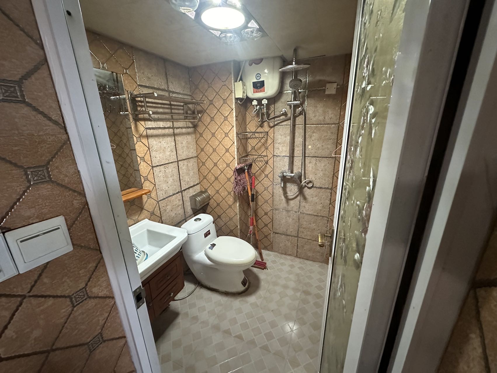 东方豪苑 1室1厅1卫 1300.0元/月 东方豪苑 1室1厅1卫 1300.0元/月室内图