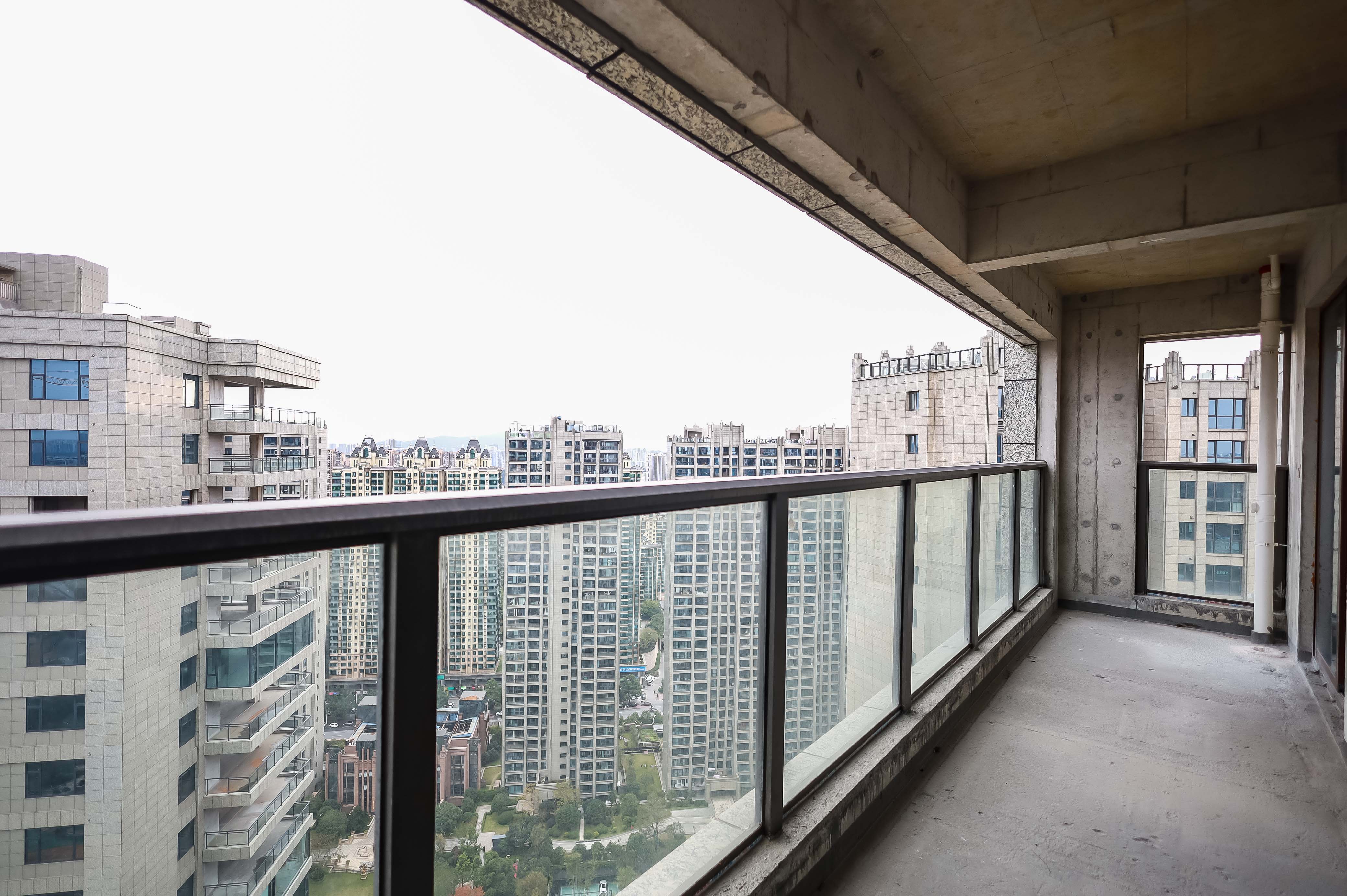 万象府台  4室2厅2卫   216.00万阳台