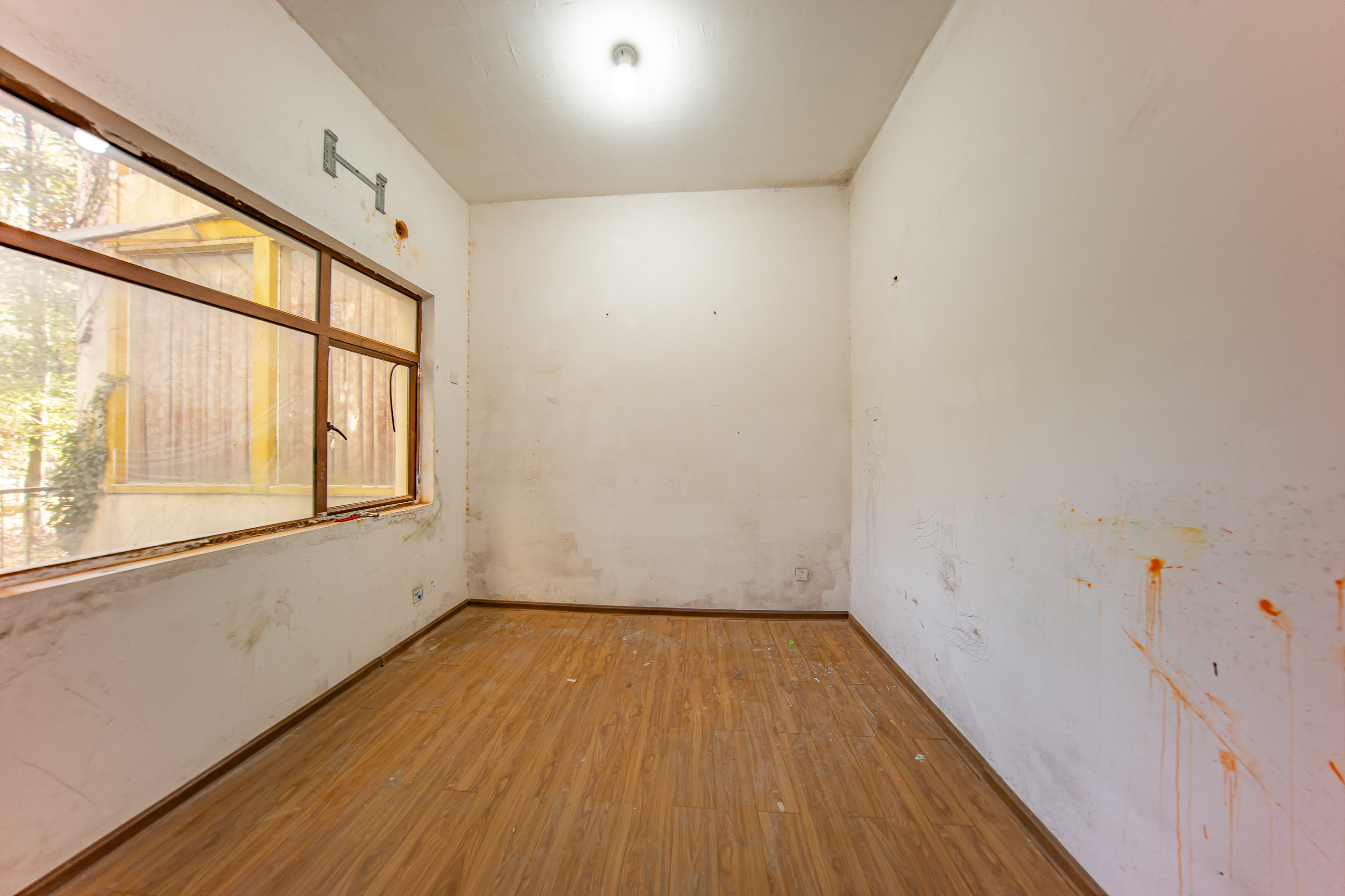 麓山恋迪亚溪谷 6室2厅1卫 298.0万 麓山恋迪亚溪谷 6室2厅1卫 298.0万卧室