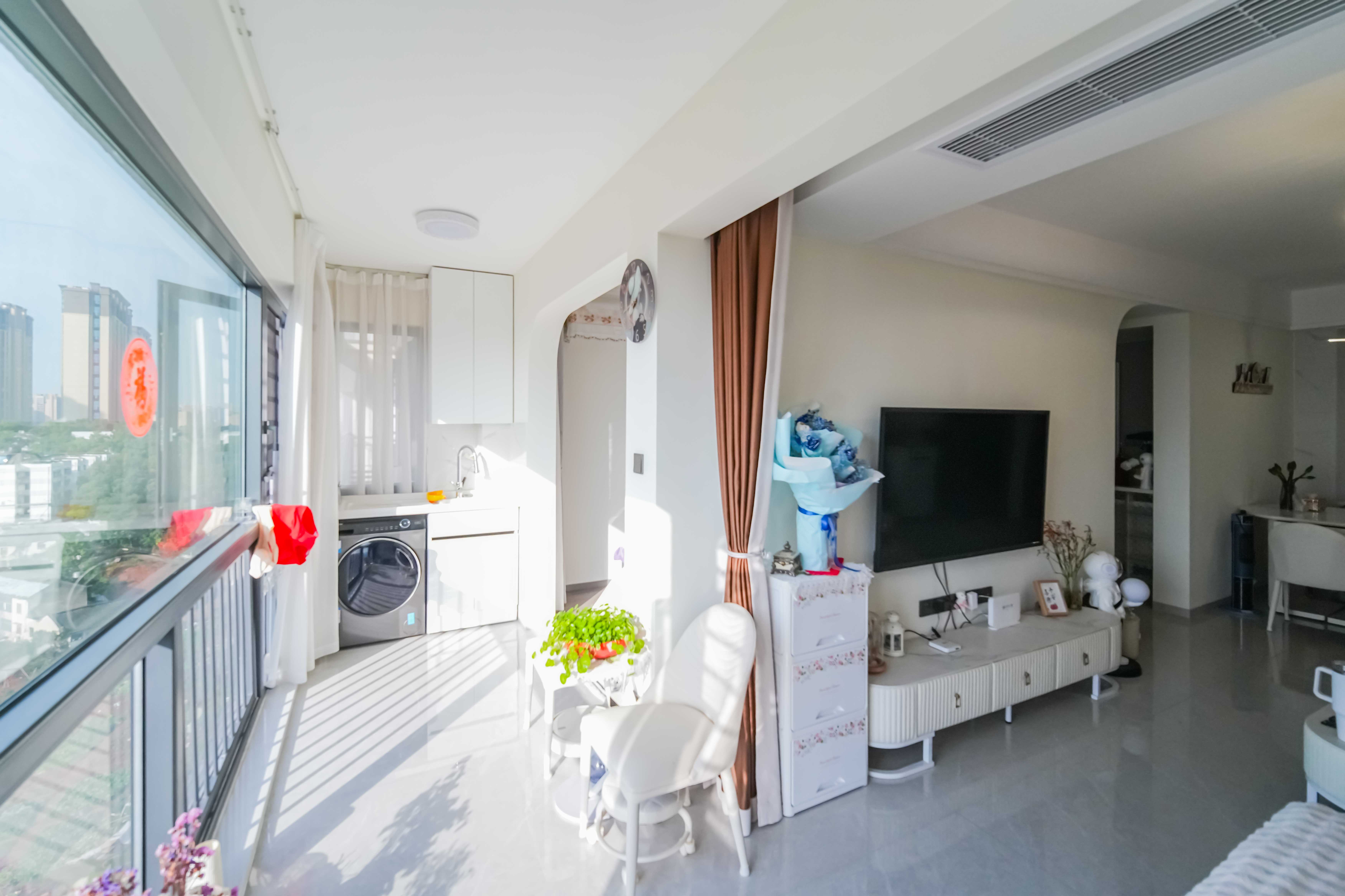 卓越伊景苑  3室2厅2卫    126.0万 卓越伊景苑  3室2厅2卫    126.0万阳台