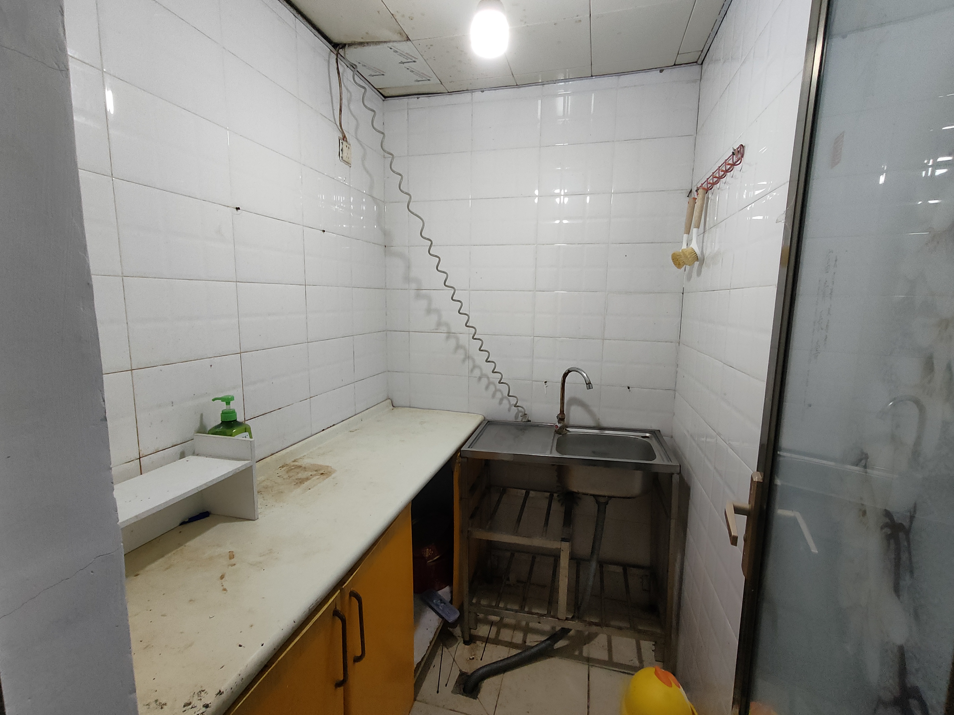 金海大厦(海秀西路)  1室0厅1卫    1000.0元/月 金海大厦(海秀西路)  1室0厅1卫    1000.0元/月室内图