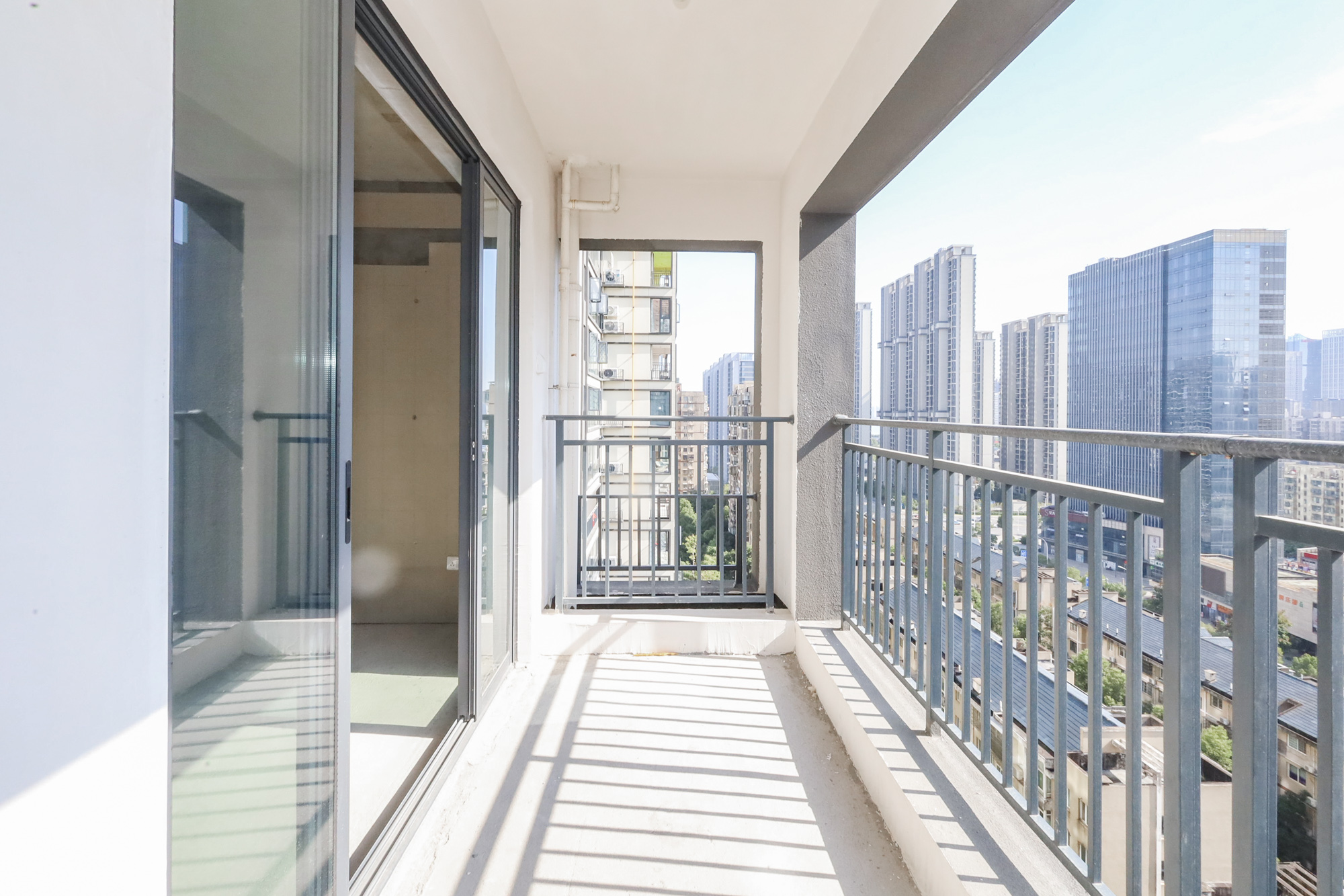 轨道中建麓江府  3室2厅2卫   155.00万阳台