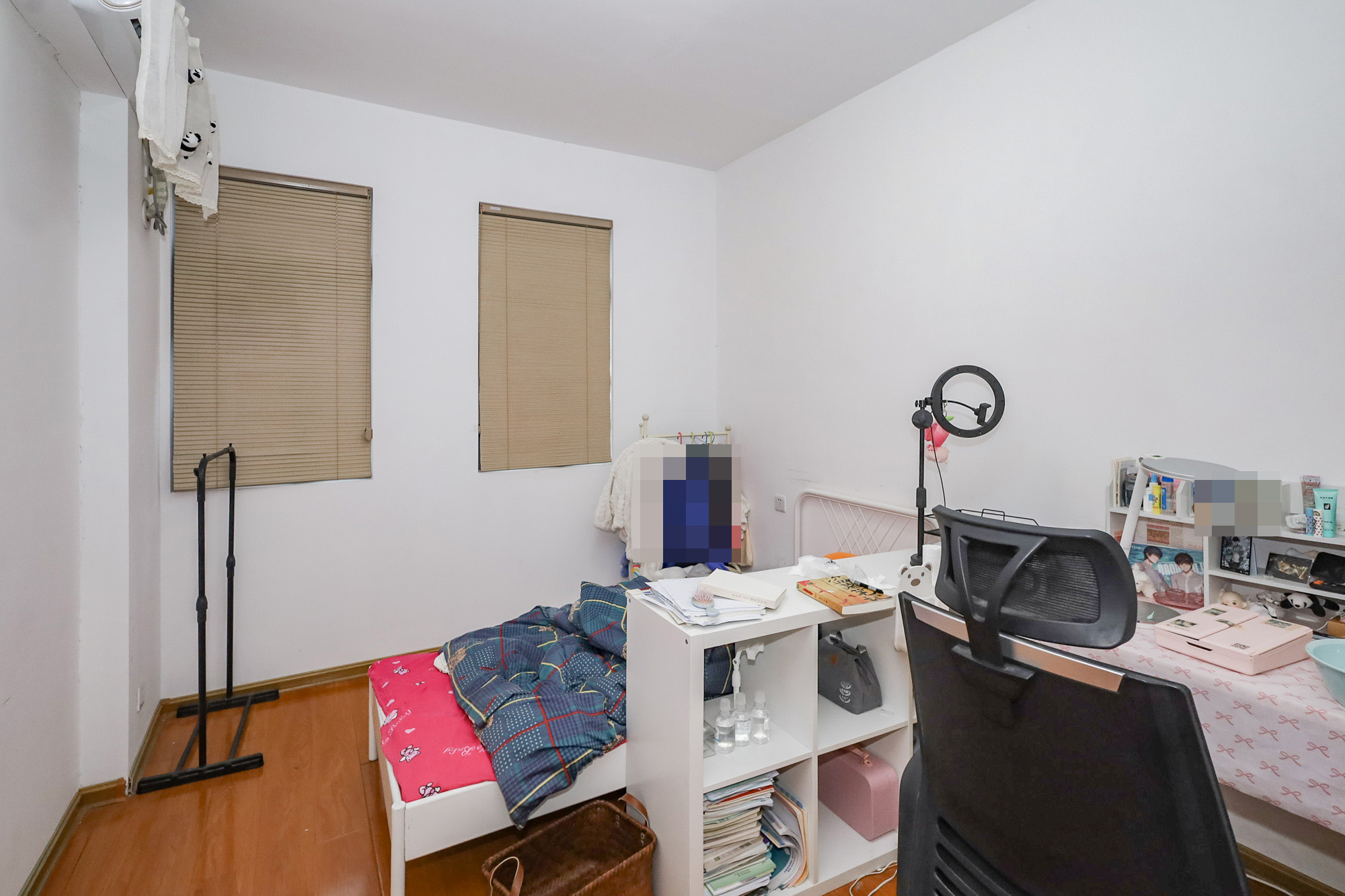 八方小区B区  4室2厅1卫    543.0万 八方小区B区  4室2厅1卫    543.0万卧室